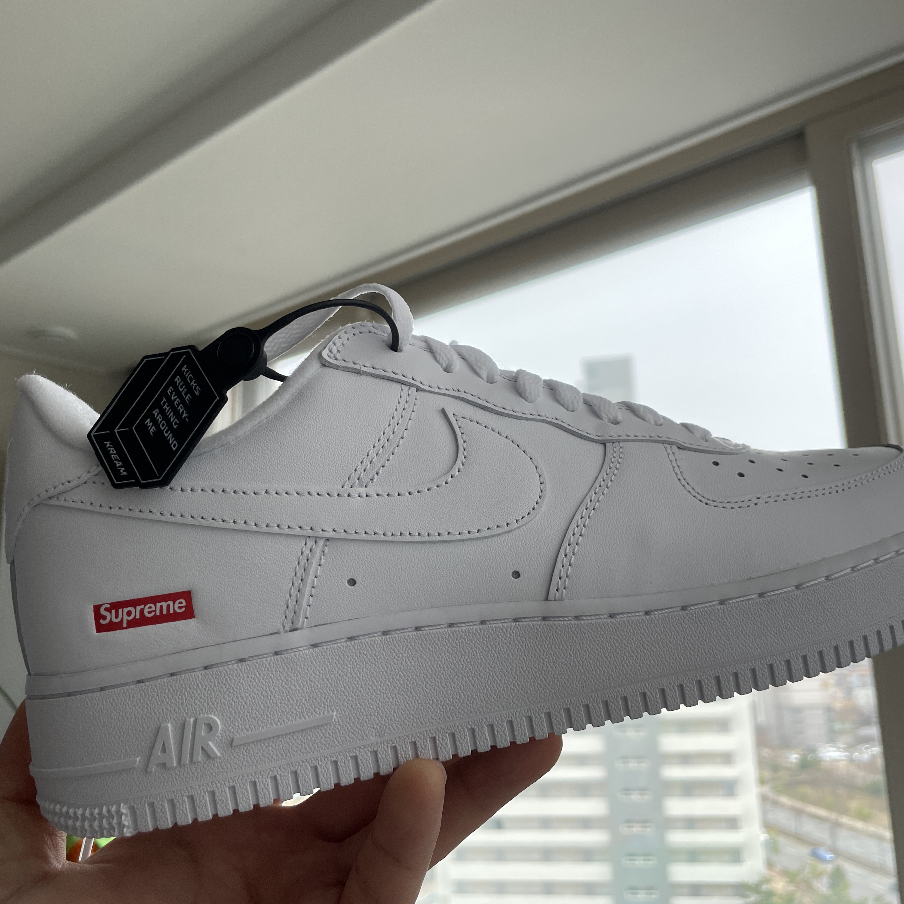 Nike x Supreme Air Force 1 Low White 착용 스타일