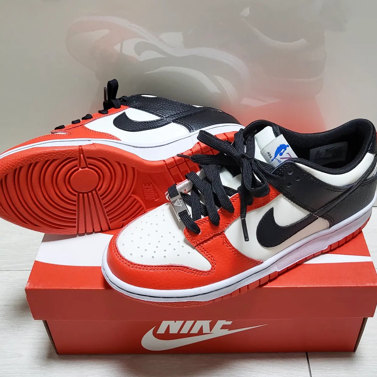 (GS) Nike x NBA Dunk Low Black and Chile Red 착용 스타일 - 2