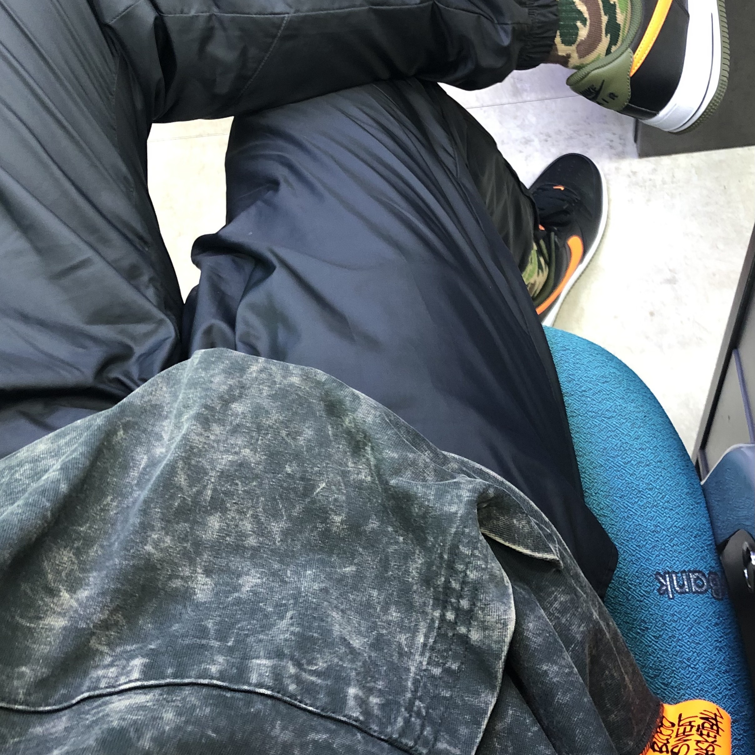 Nike Air Force 1 '07 LV8 Black Total Orange 착용 스타일