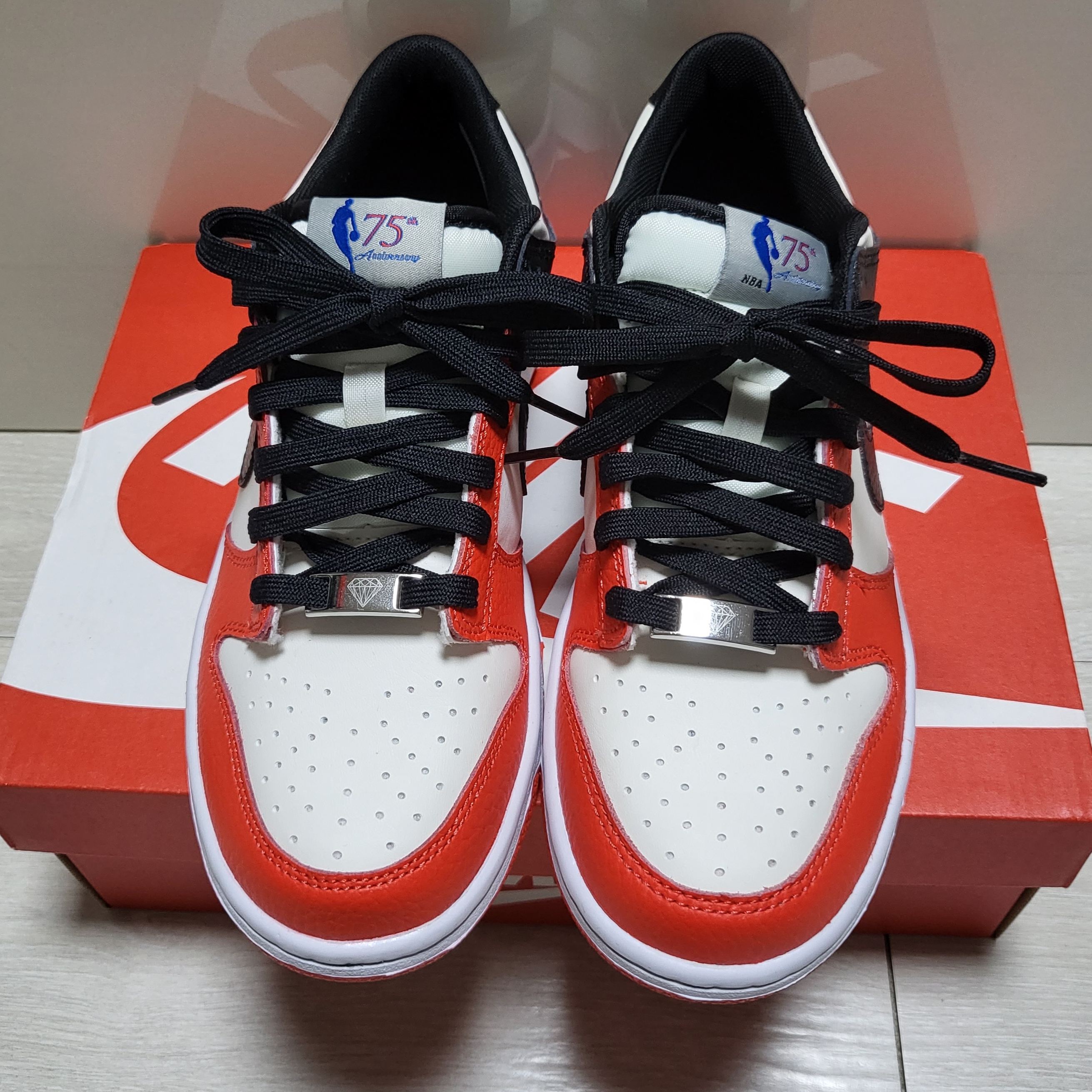(GS) Nike x NBA Dunk Low Black and Chile Red 착용 스타일 - 3