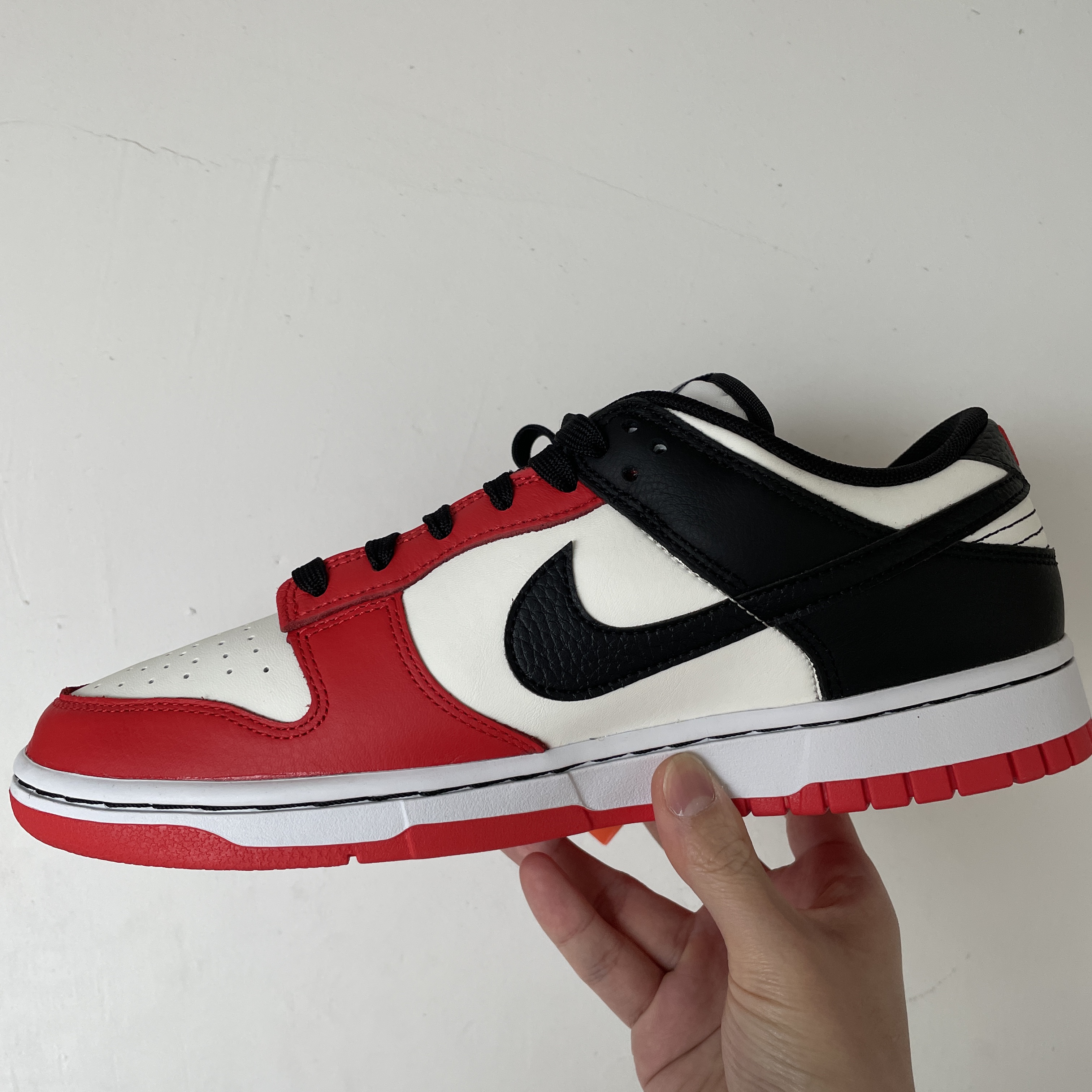 Nike x NBA Dunk Low Retro EMB Black and Chile Red 착용 스타일 - 1