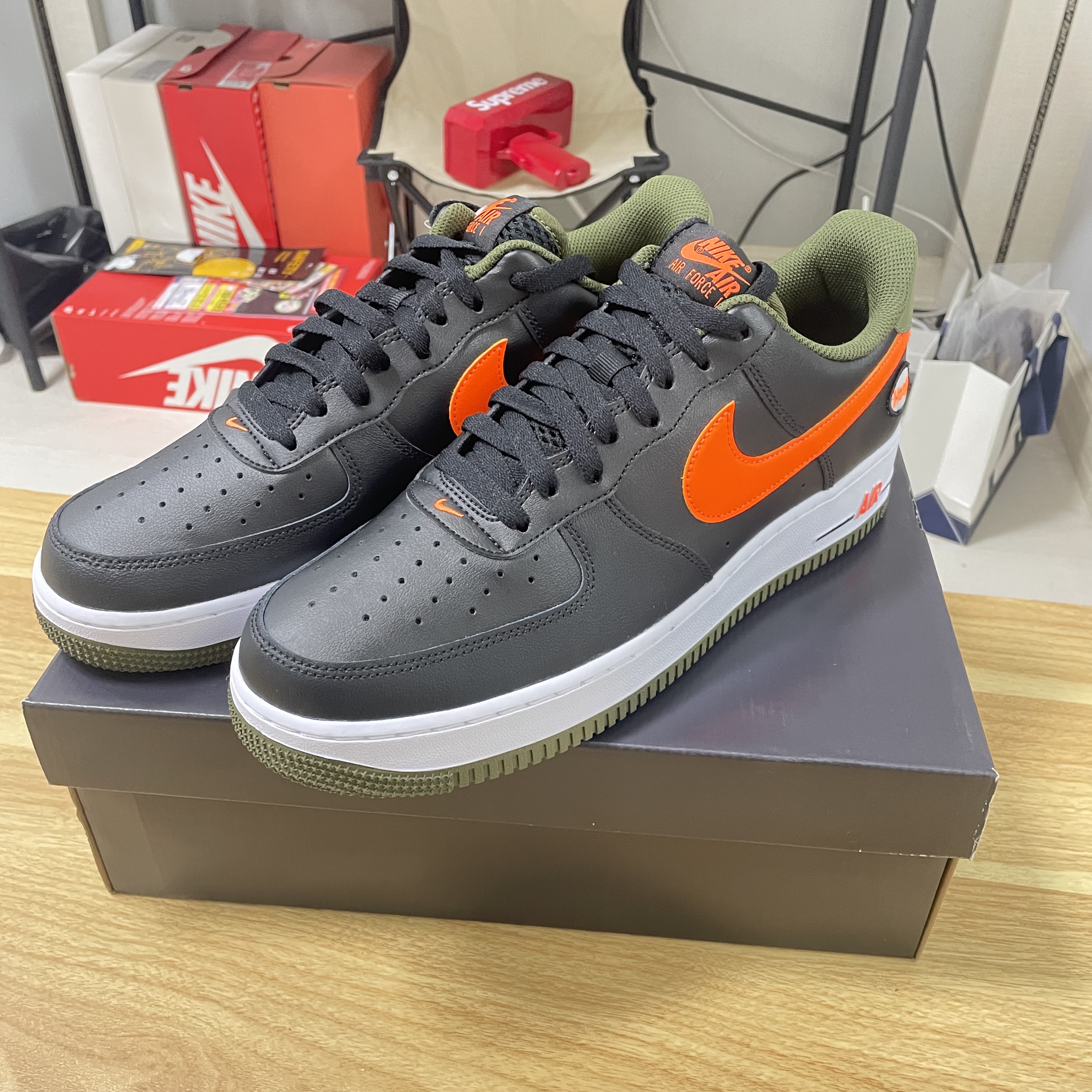 Nike Air Force 1 '07 LV8 Black Total Orange 착용 스타일