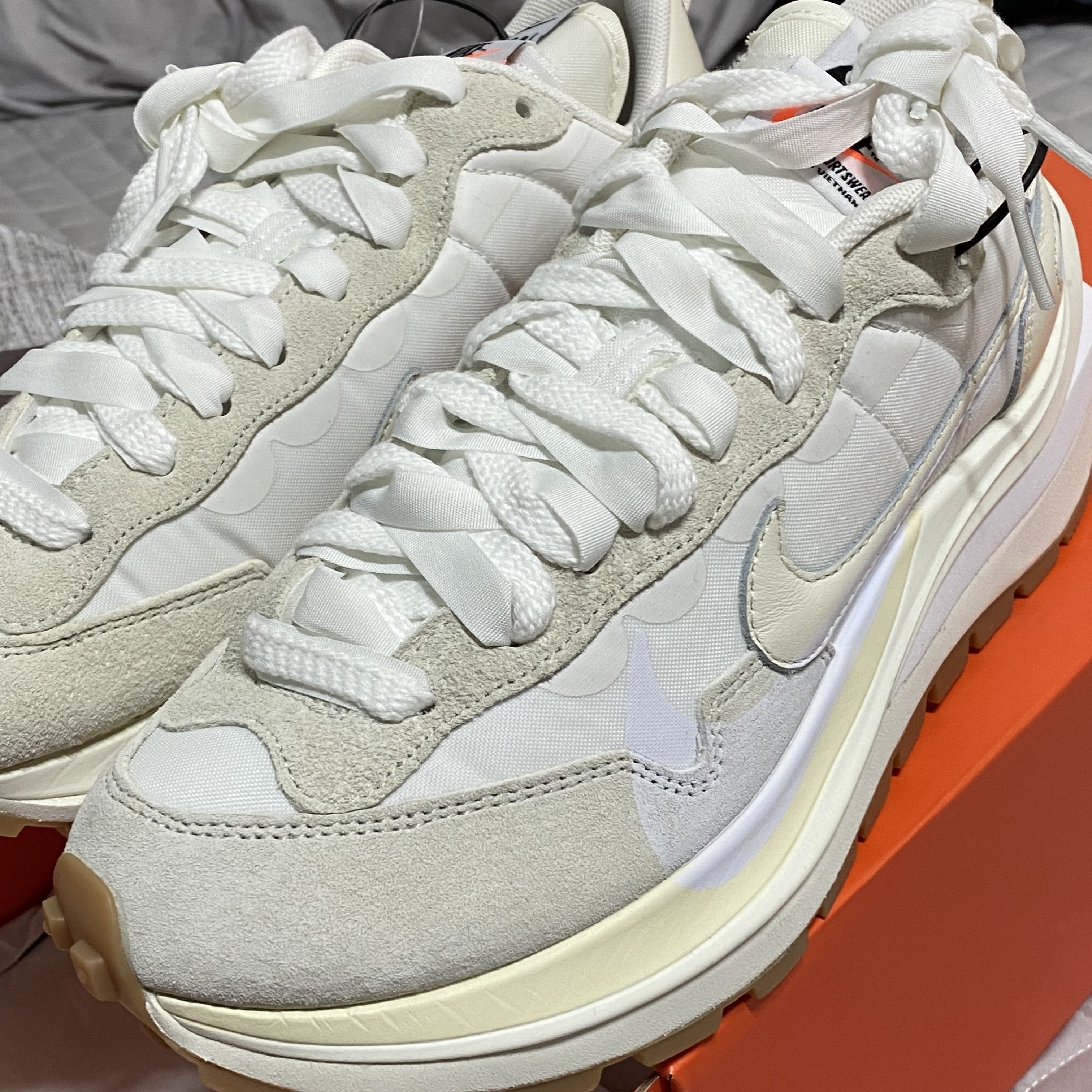 Nike x Sacai VaporWaffle White and Gum 착용 스타일