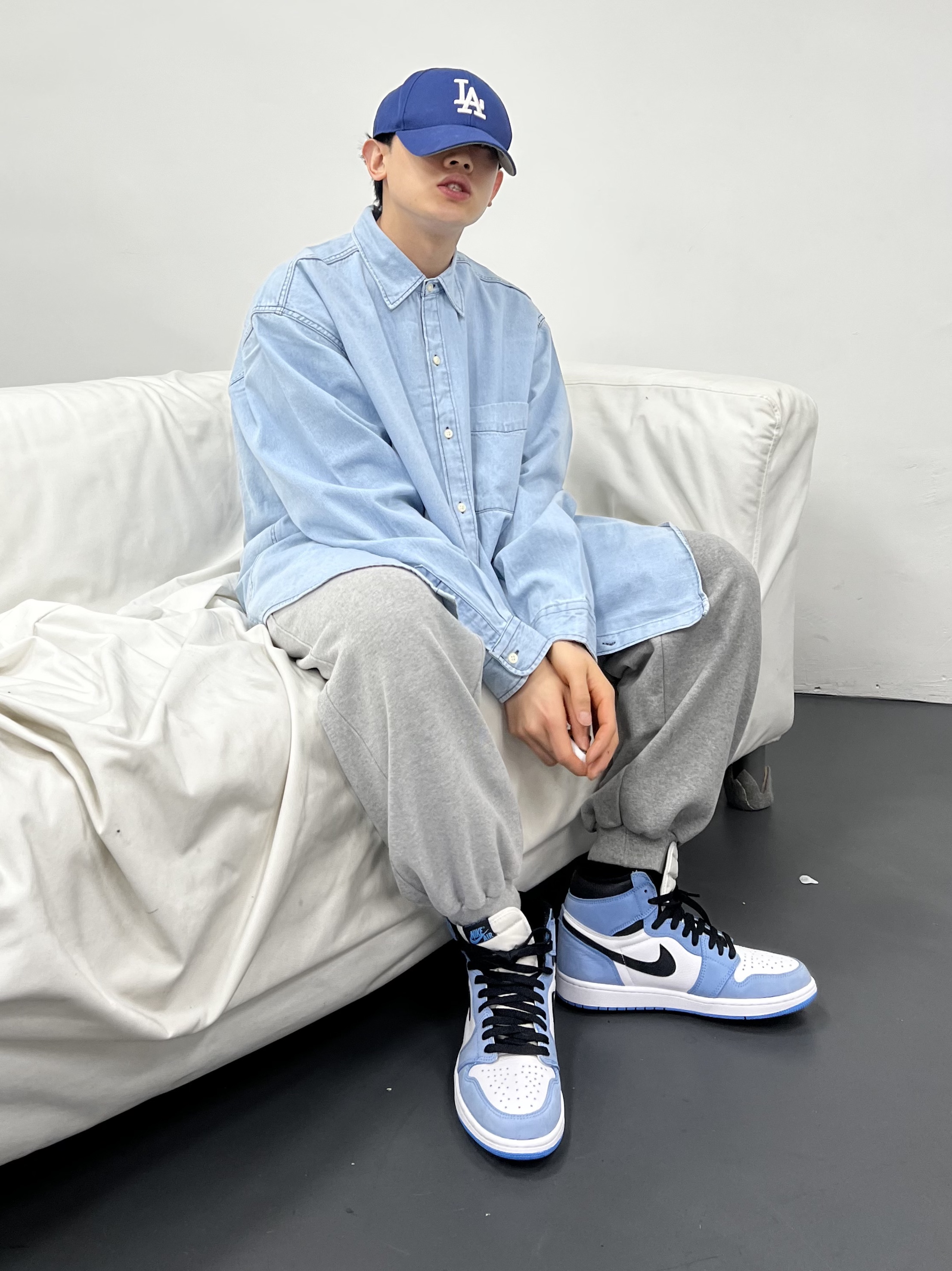 Jordan 1 Retro High OG University Blue 착용 스타일 - 1