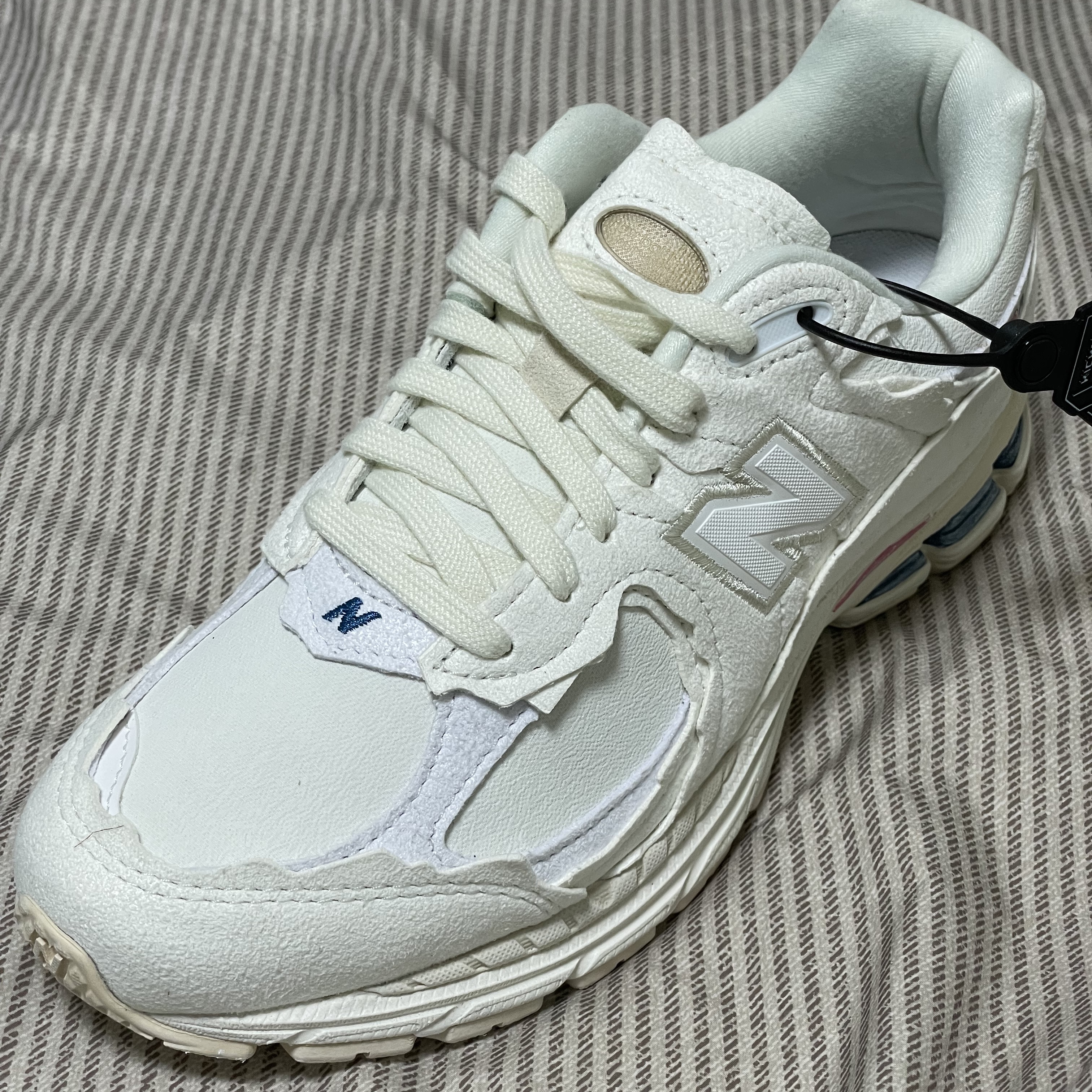New Balance 2002R Protection Pack Sea Salt 착용 스타일 - 2