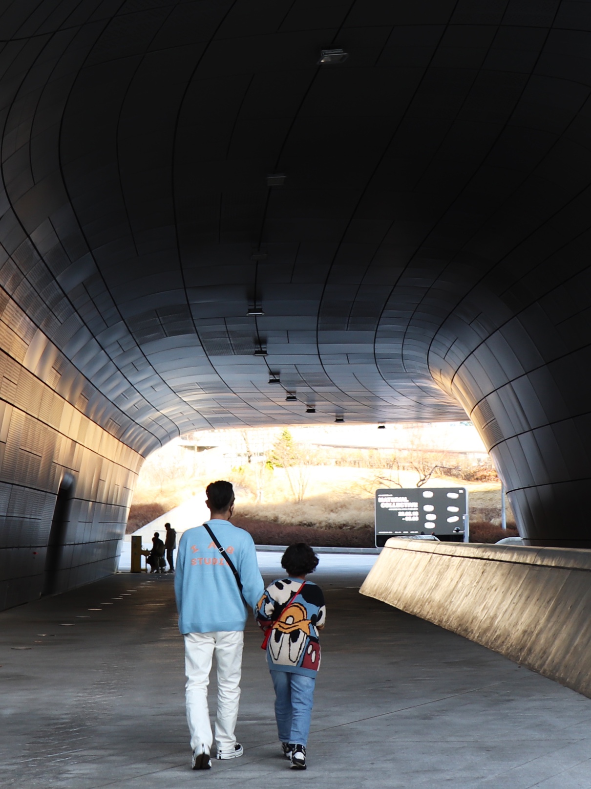 IAB Studio x Obey Archer Cardigan Blue, Converse x Feng Chen Wang Chuck 70 2-in-1 Natural Ivory Black 착용 스타일 - 2