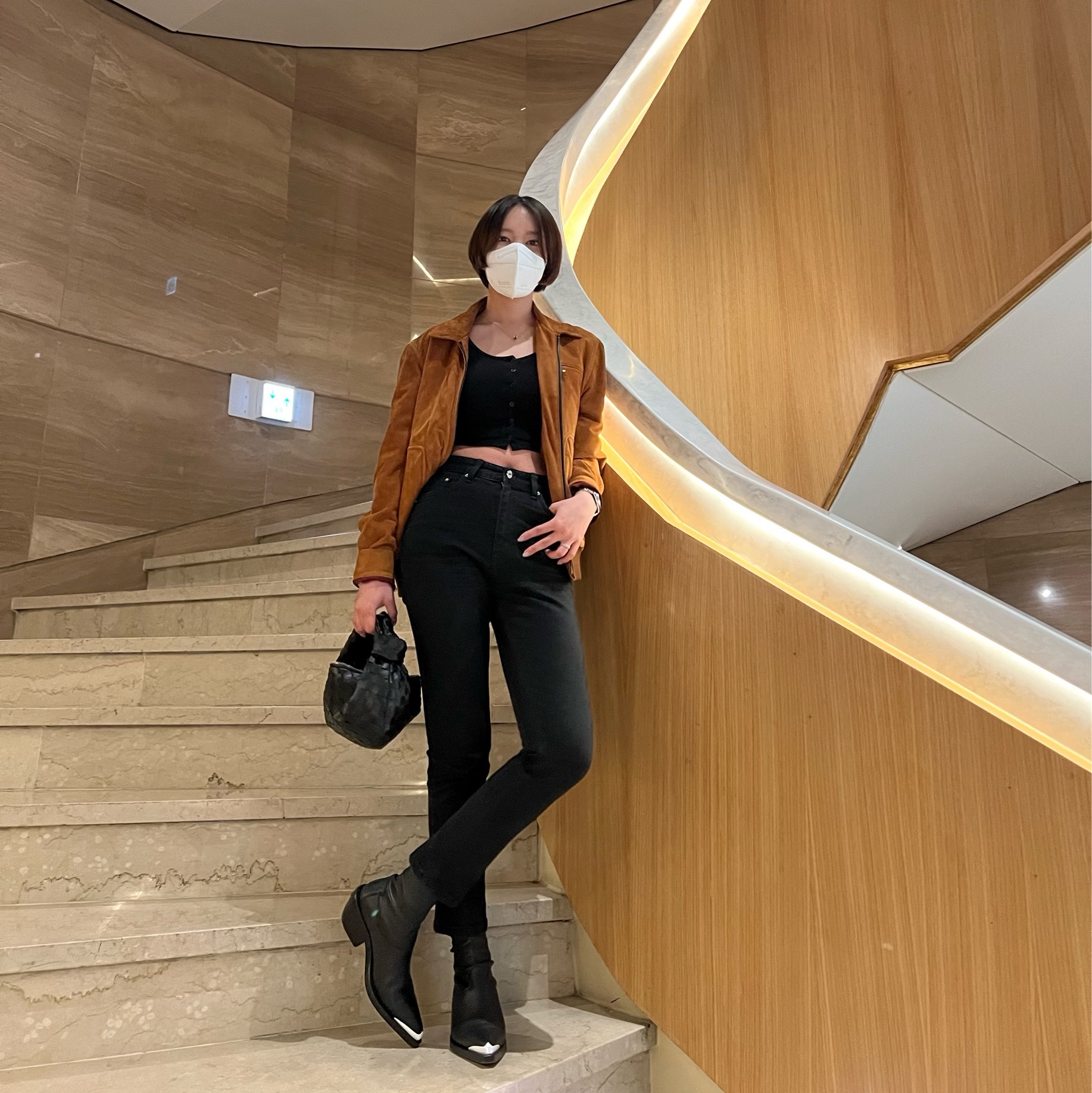 Bottega Veneta Mini Leather Jodie Black Gold 착용 스타일 - 1