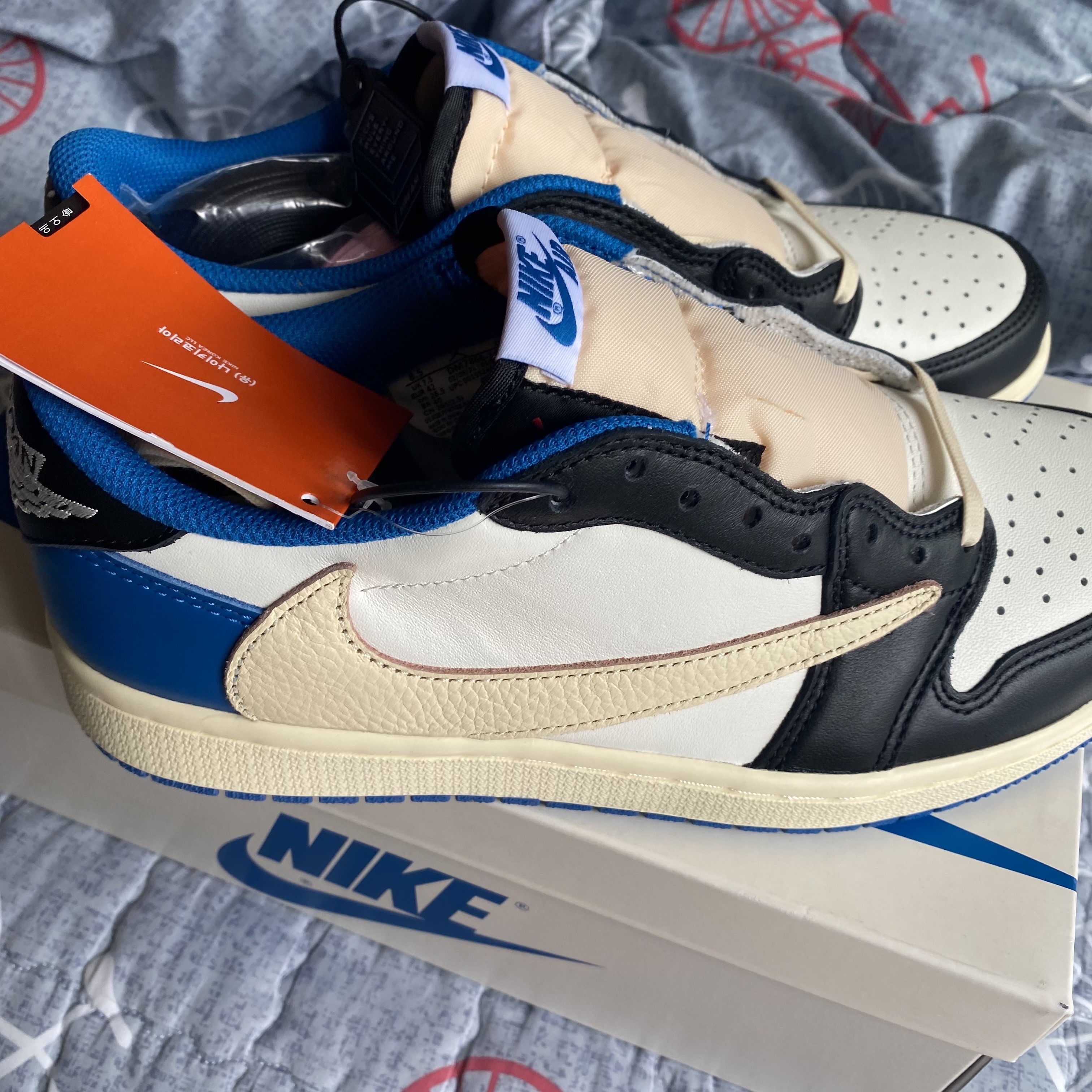 Jordan 1 x Travis Scott x Fragment Retro Low OG SP Military Blue 착용 스타일 - 3