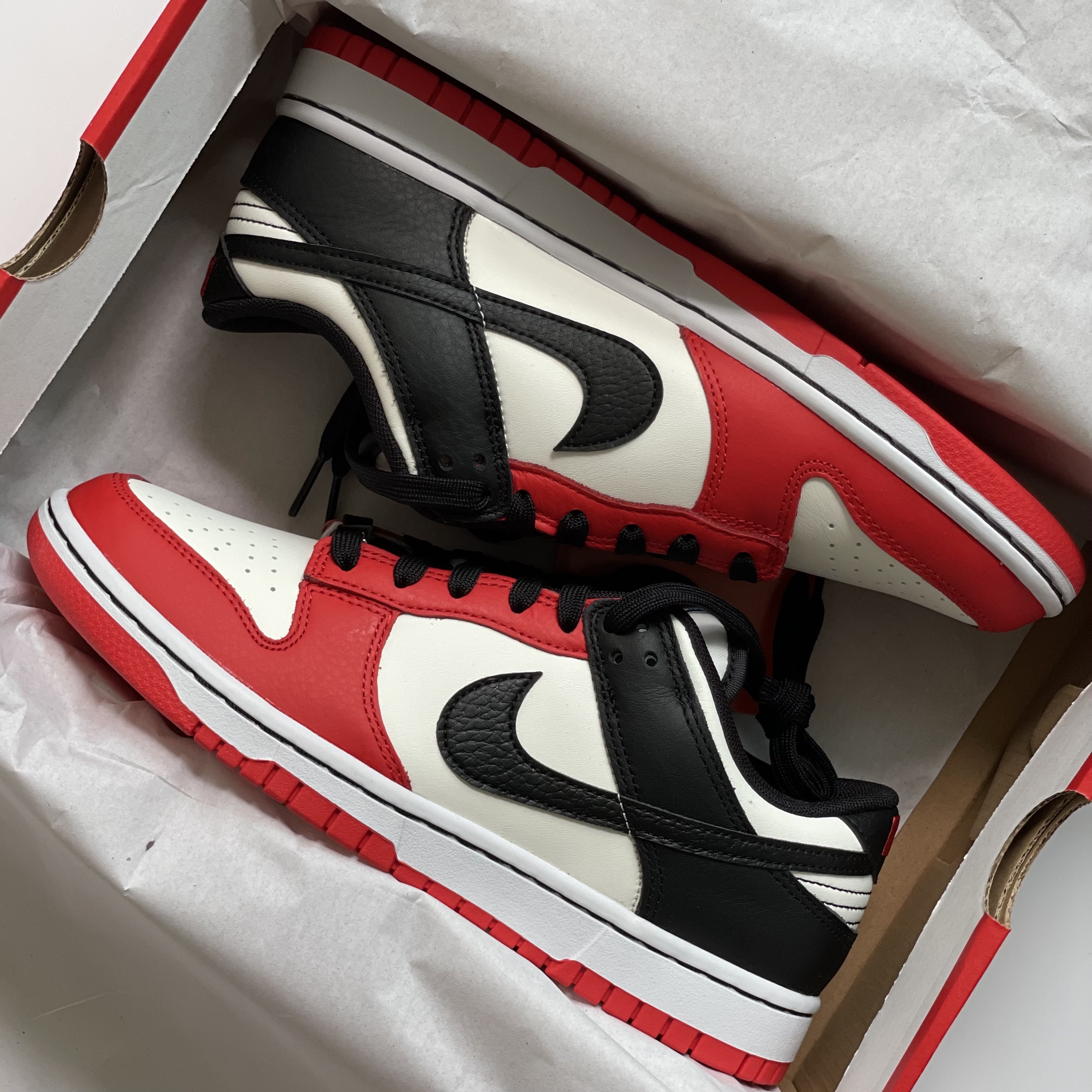 Nike x NBA Dunk Low Retro EMB Black and Chile Red, (GS) Nike x NBA Dunk Low Black and Chile Red 착용 스타일