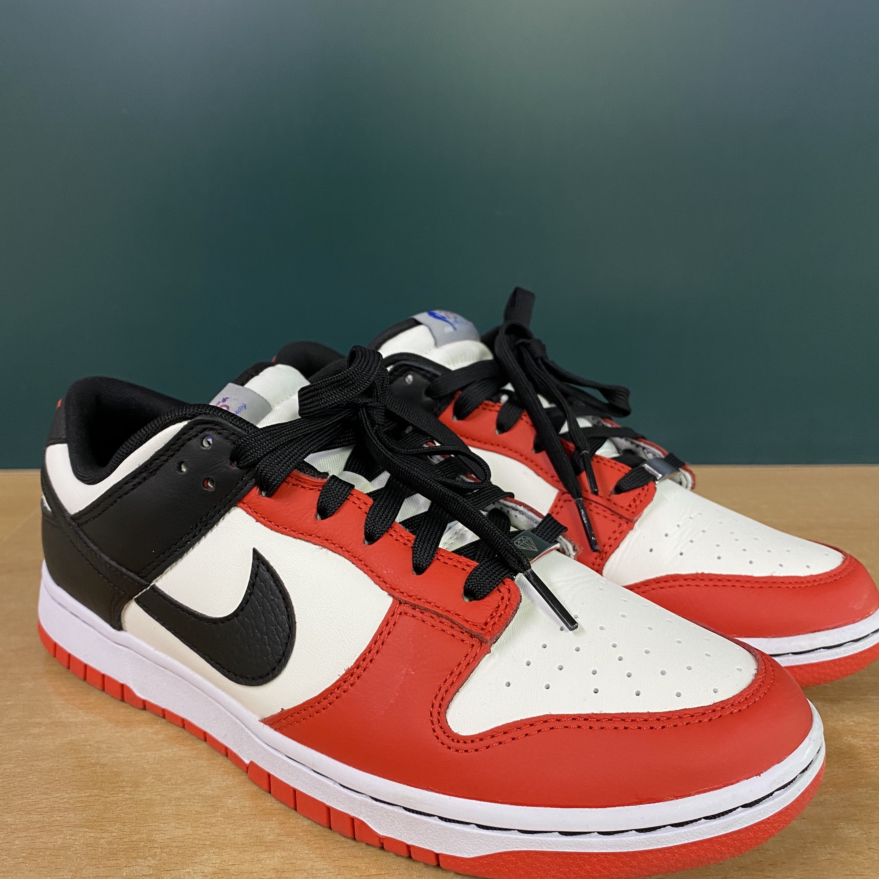 Nike x NBA Dunk Low Retro EMB Black and Chile Red 착용 스타일 - 3