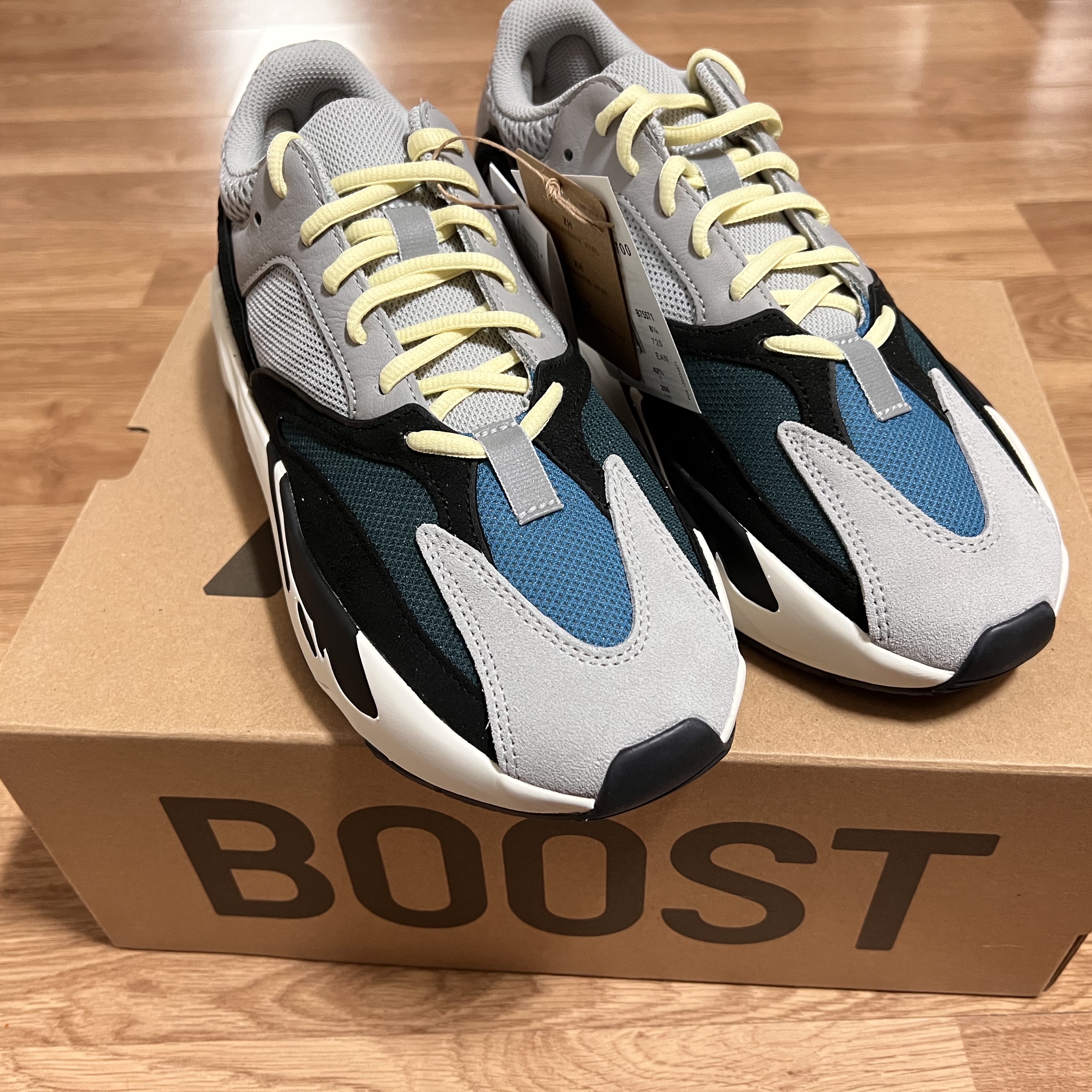Adidas Yeezy Boost 700 Wave Runner Solid Grey 2021/2022 착용 스타일