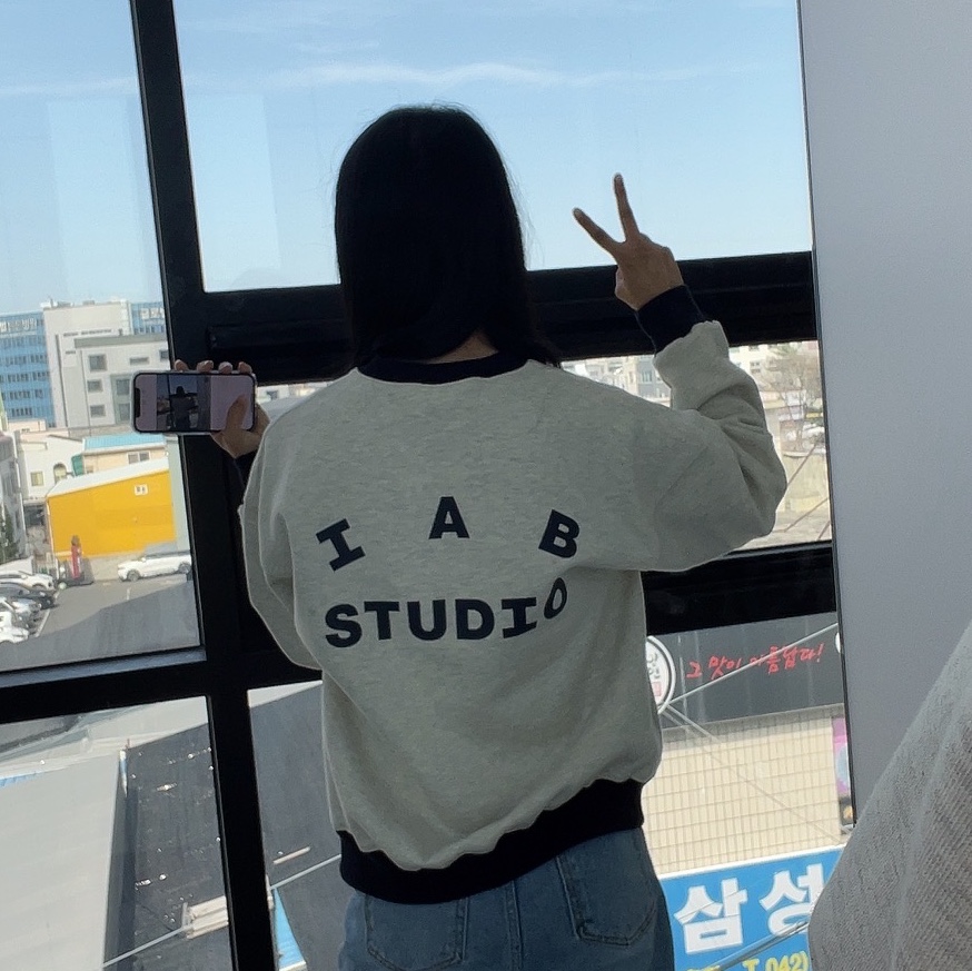 IAB Studio Sweatshirt Oatmeal Navy 착용 스타일