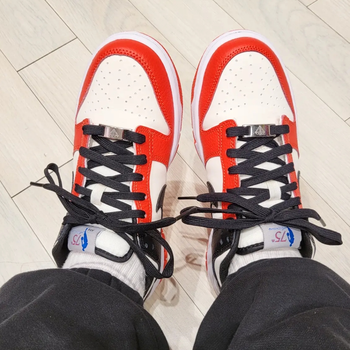 (GS) Nike x NBA Dunk Low Black and Chile Red 착용 스타일 - 5