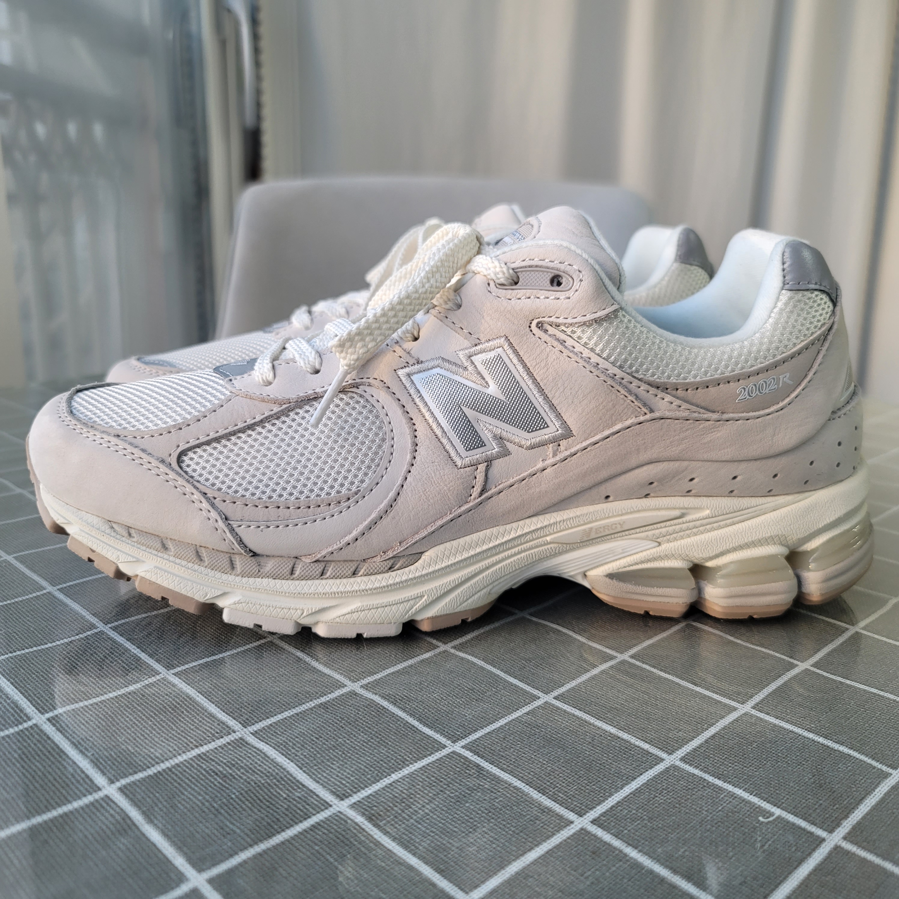 New Balance 2002R White Ivory 착용 스타일 - 1