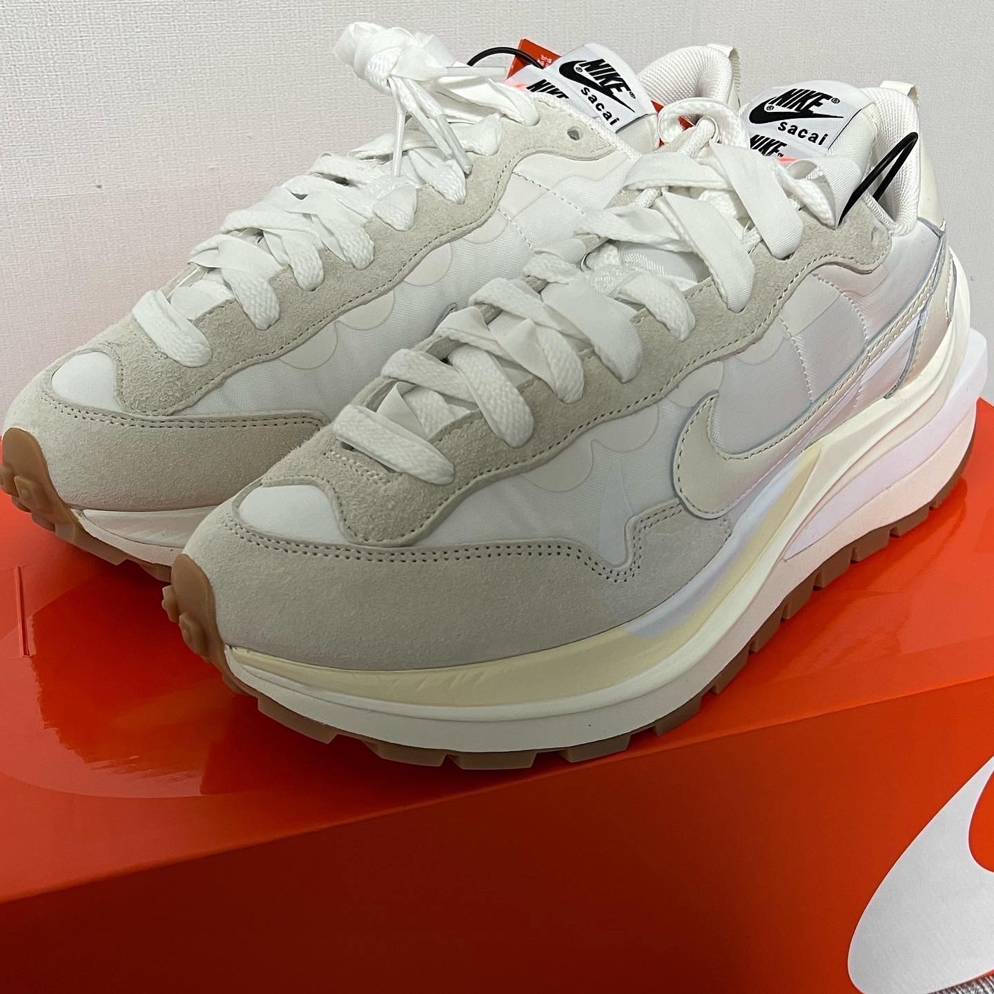 Nike x Sacai VaporWaffle White and Gum 착용 스타일 - 2