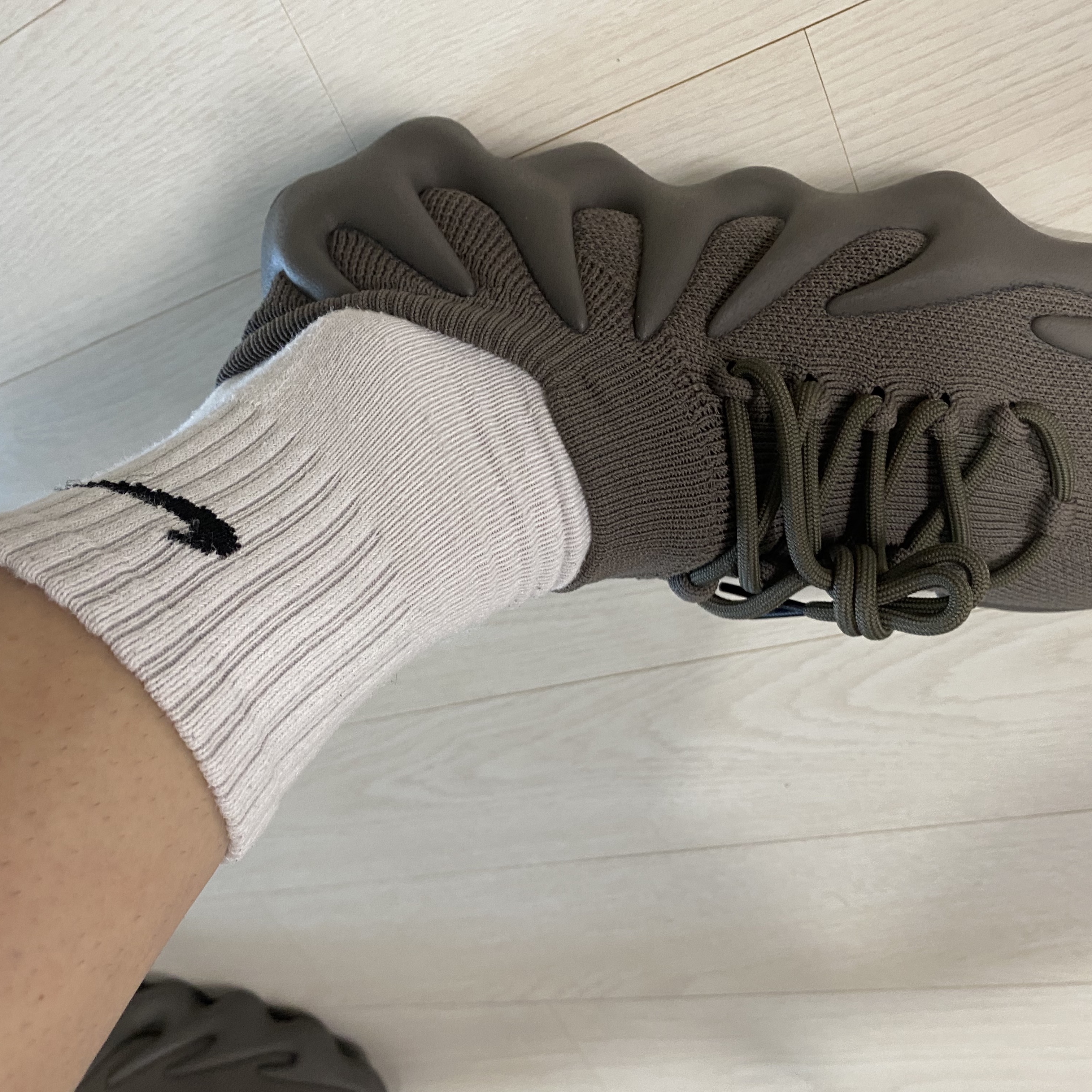 Adidas Yeezy 450 Cinder 착용 스타일 - 1