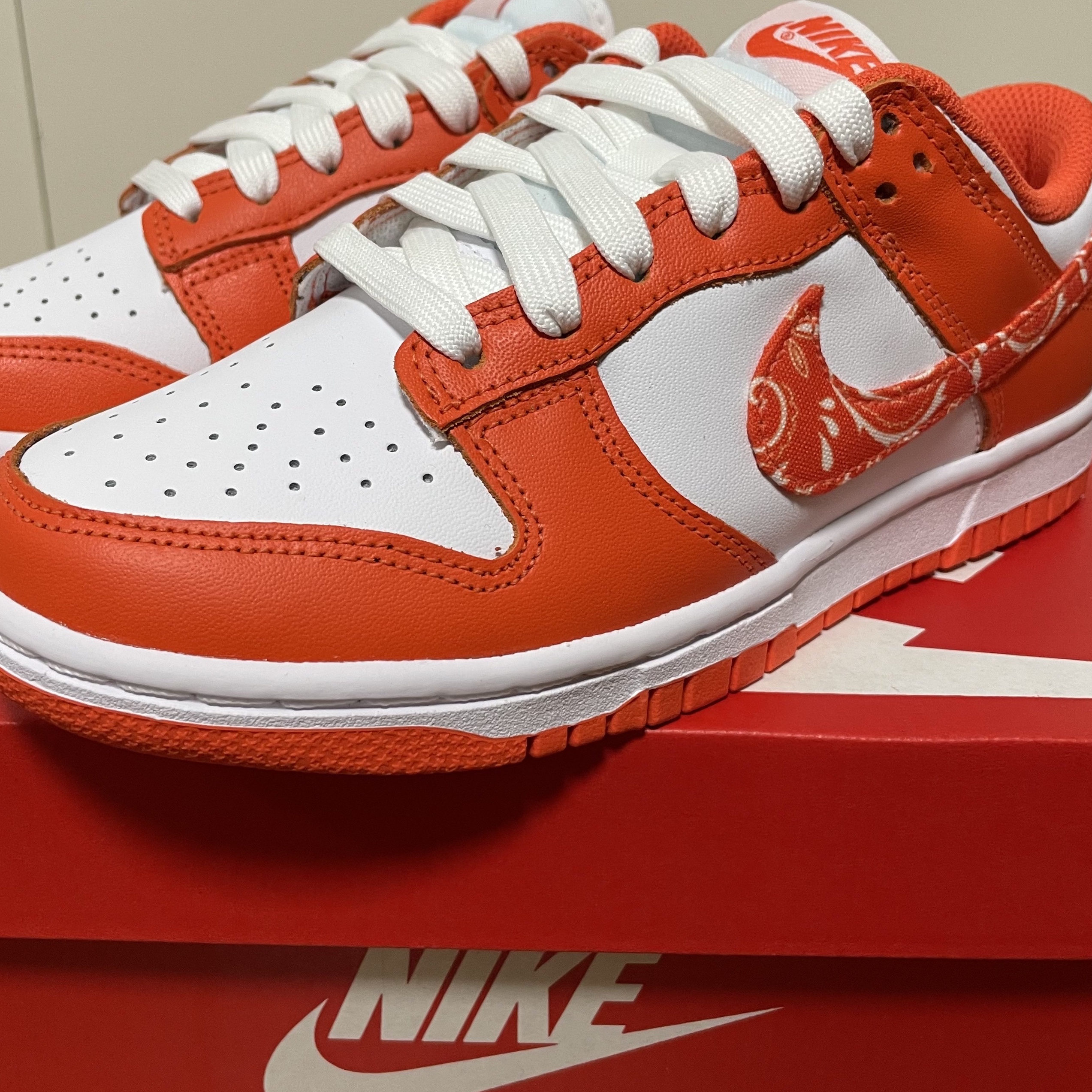 (W) Nike Dunk Low Essential Orange Paisley 착용 스타일 - 2