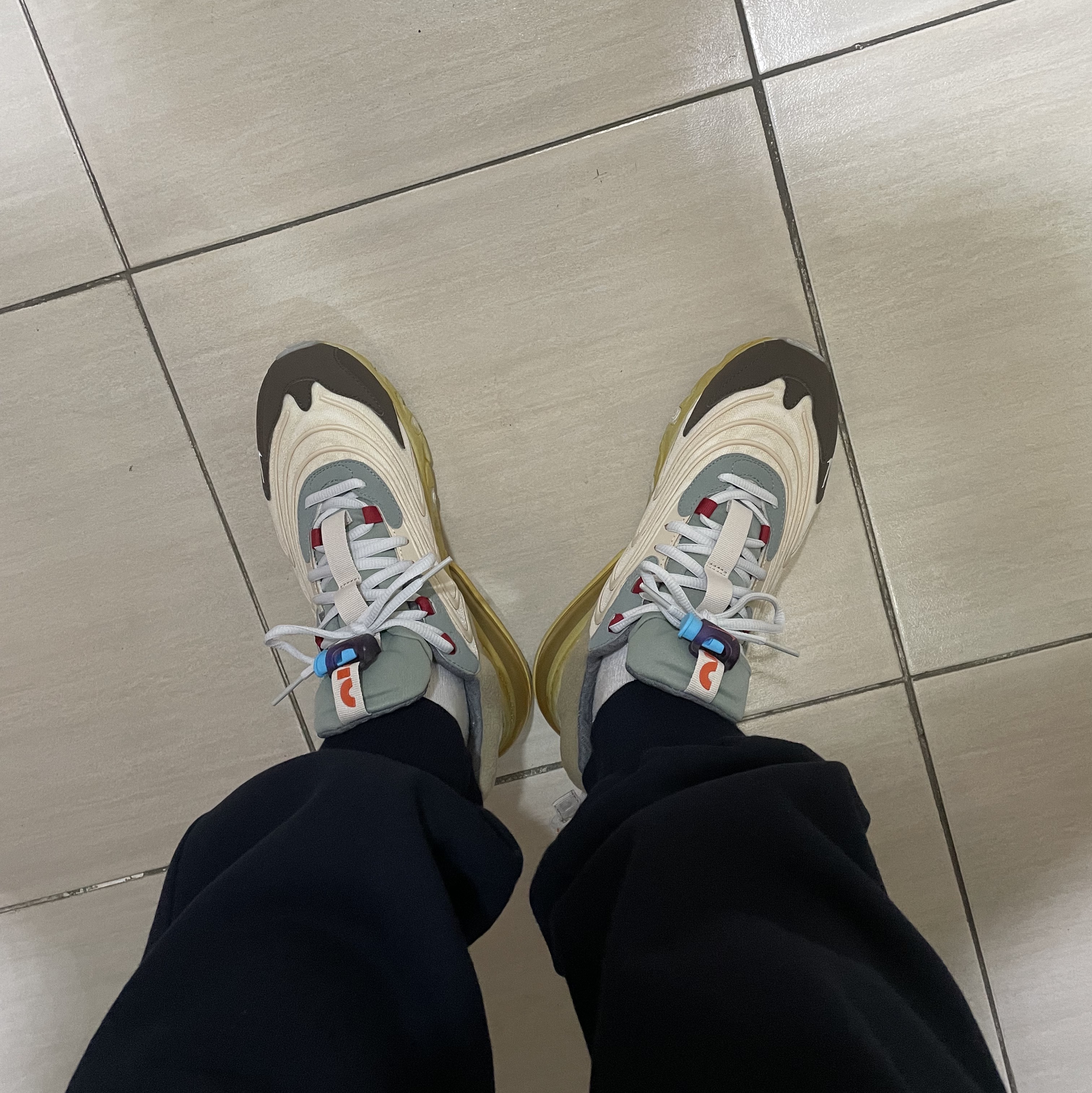 Nike x Travis Scott Air Max 270 React Cactus Trails 착용 스타일 - 3