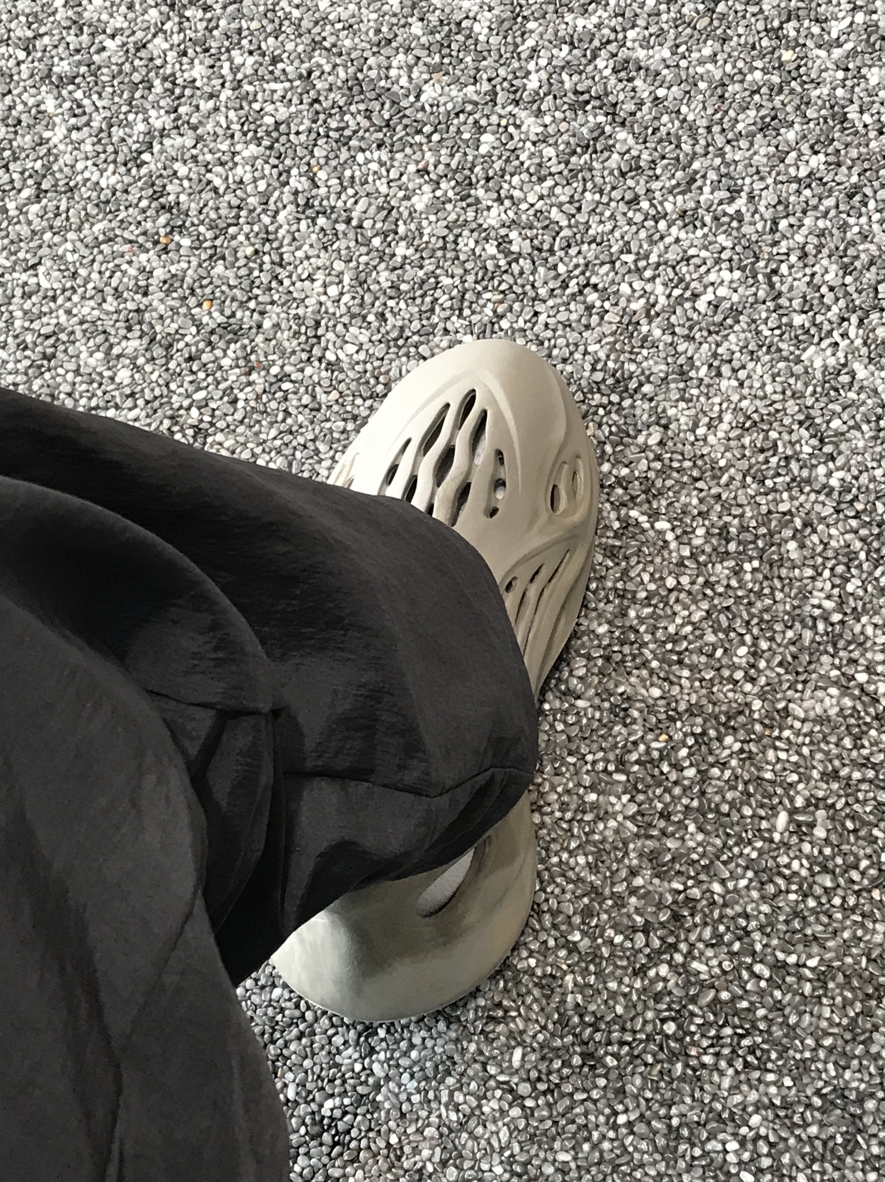 Adidas Yeezy Foam RNNR Stone Sage 착용 스타일