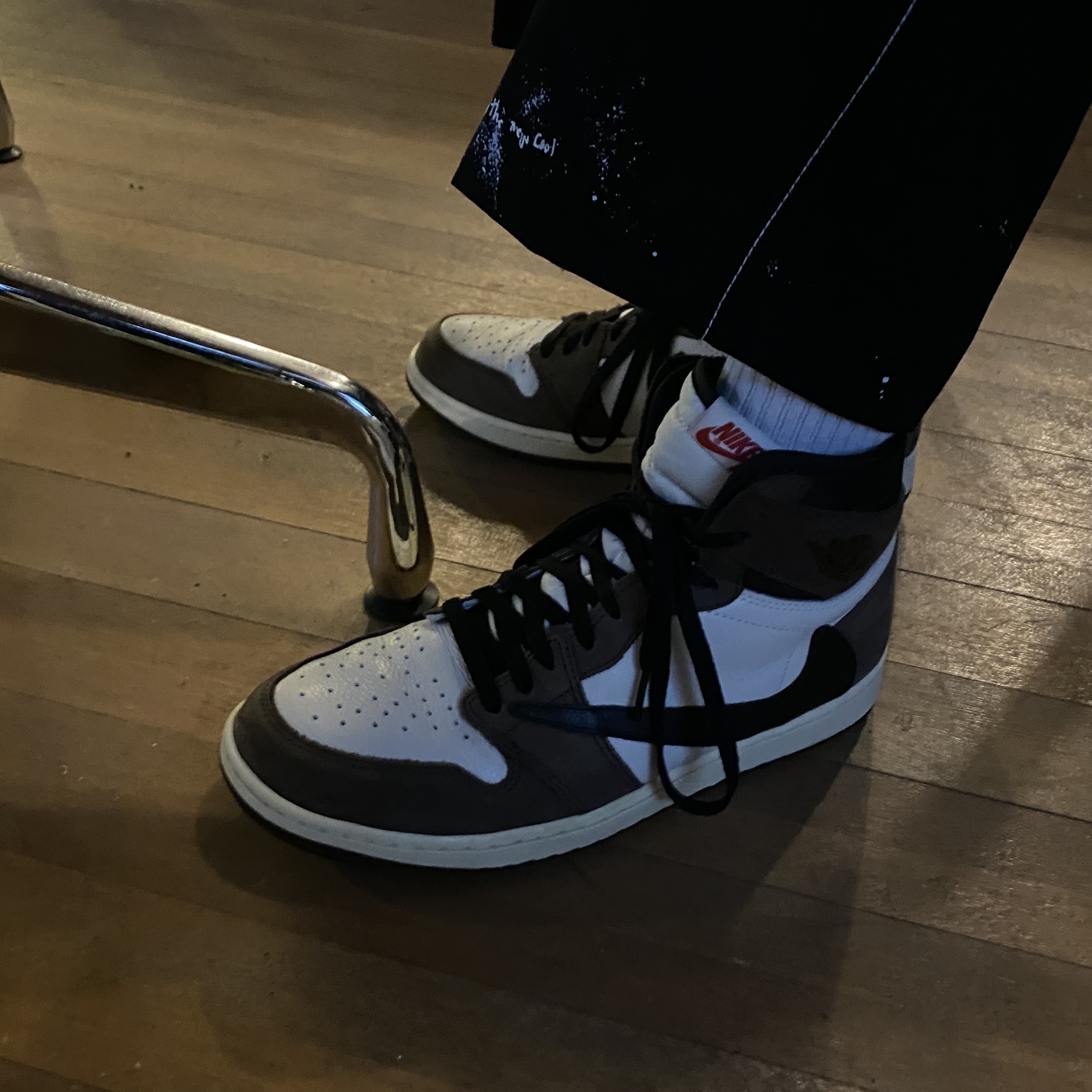 Jordan 1 x Travis Scott Retro High OG SP Mocha 착용 스타일 - 3