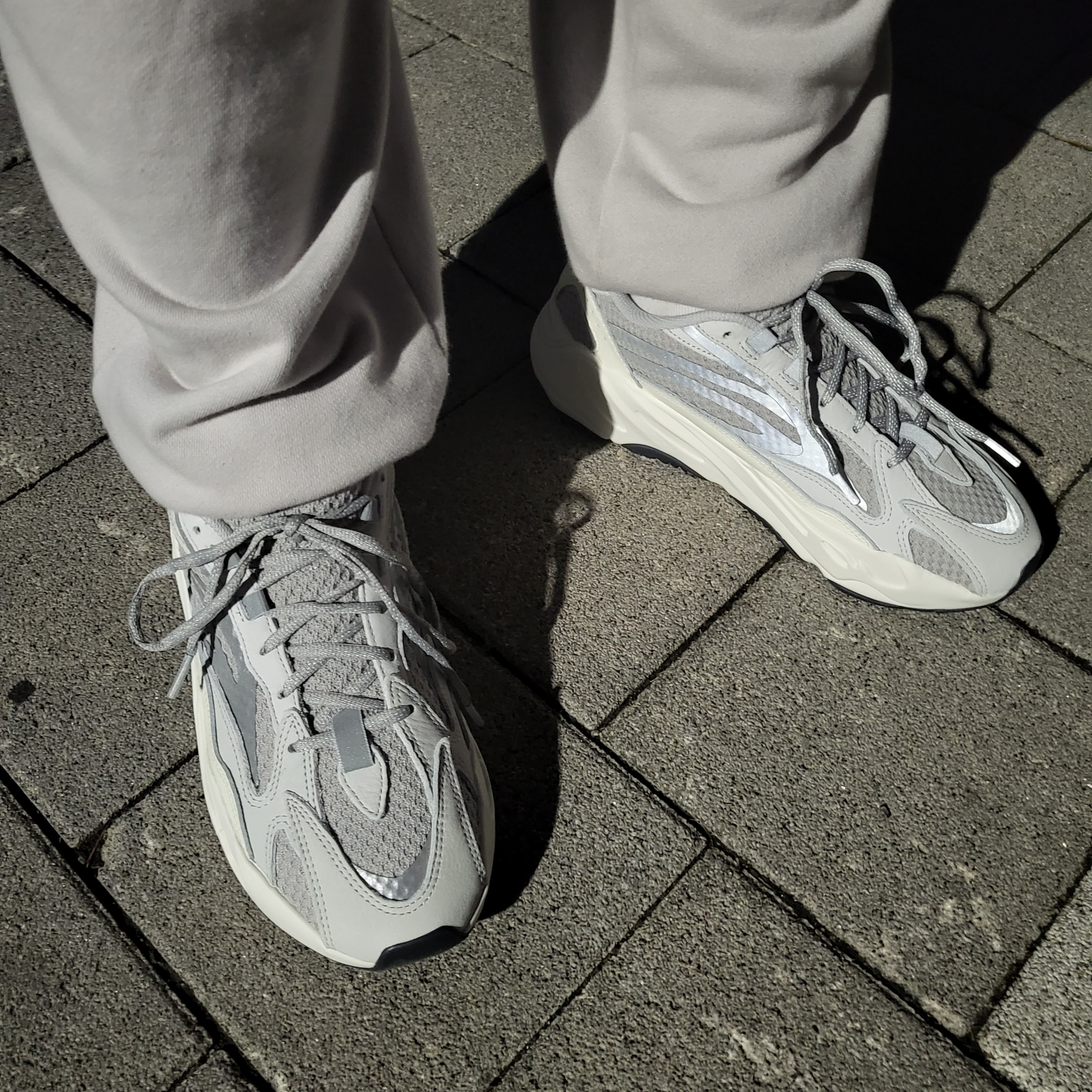 Adidas Yeezy Boost 700 V2 Static 2022 착용 스타일 - 1