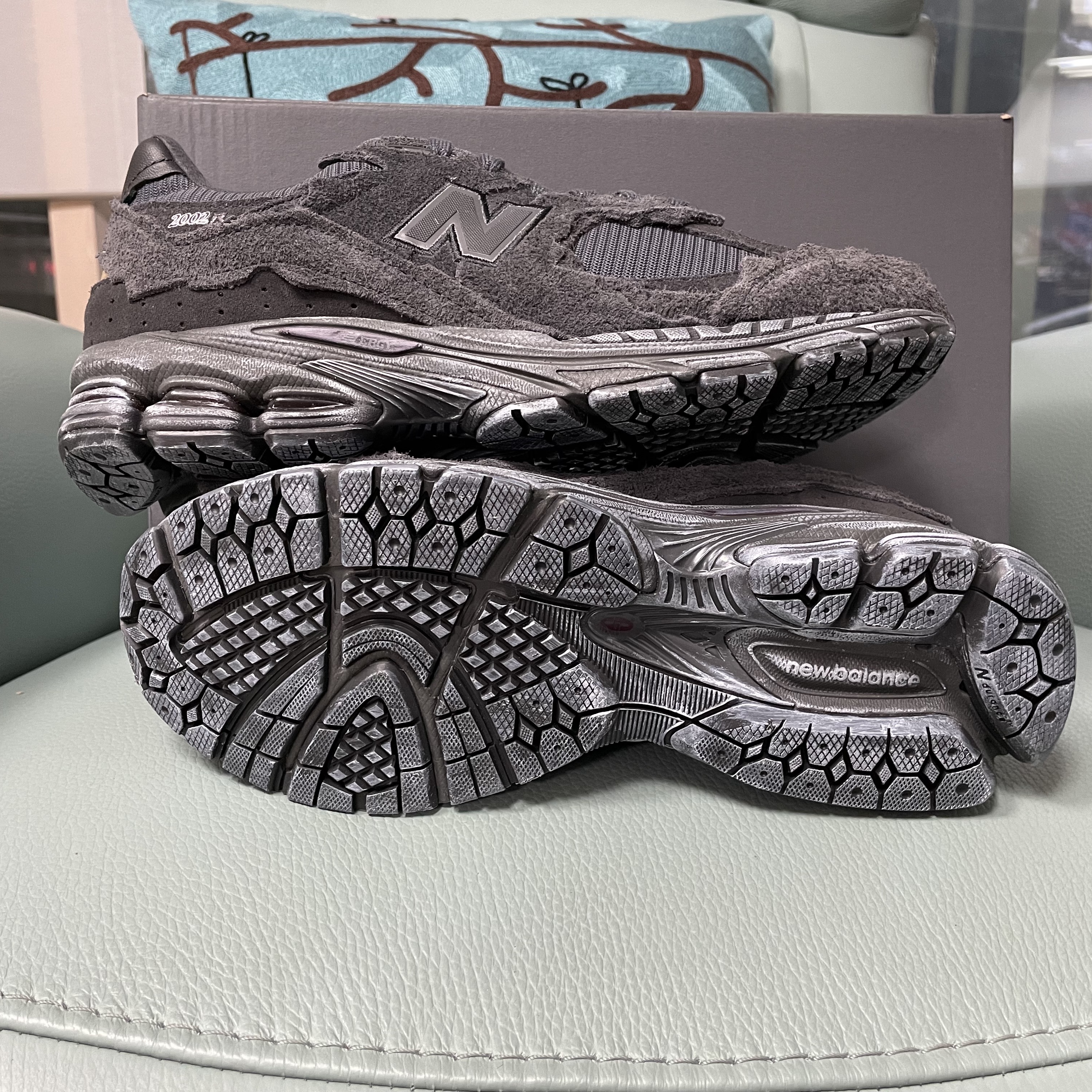 New Balance 2002R Protection Pack Phantom 착용 스타일 - 2