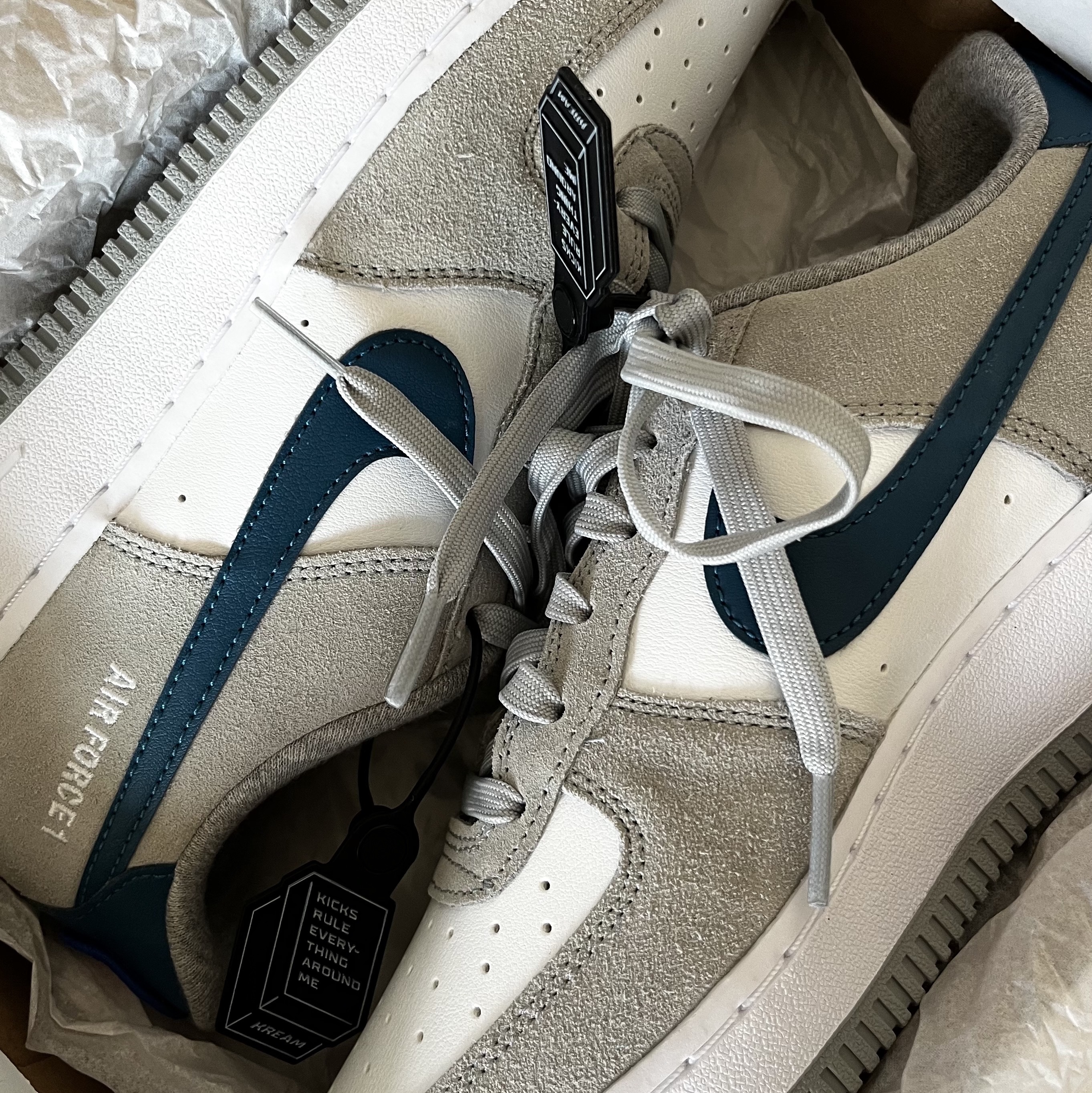 Nike Air Force 1 '07 LV8 Athletic Club Light Smoke Grey Marina 착용 스타일