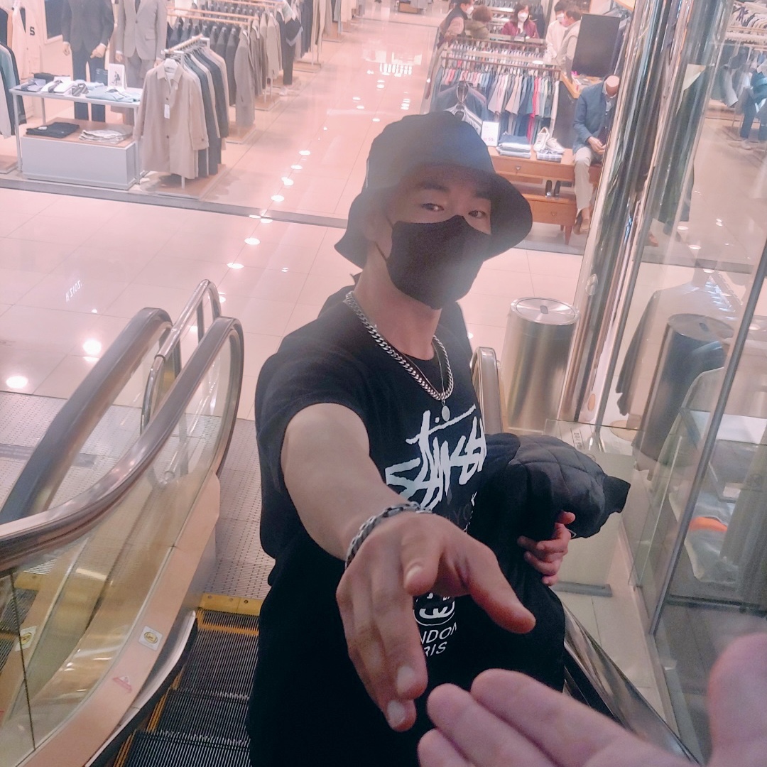 Stussy Stock DSM Los Angeles T-Shirt Red, Nike x Stussy Bucket Hat Black 착용 스타일 - 5