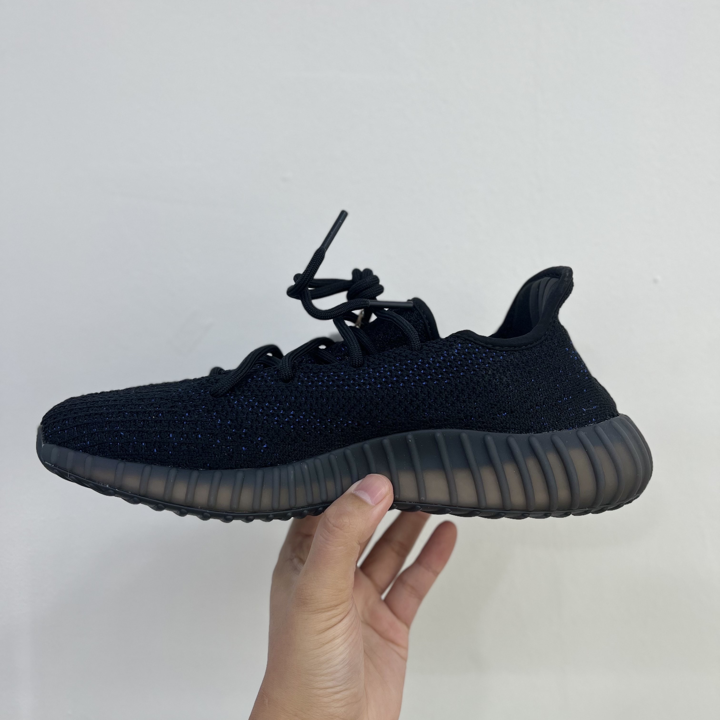 Adidas Yeezy Boost 350 V2 Dazzling Blue 착용 스타일 - 2