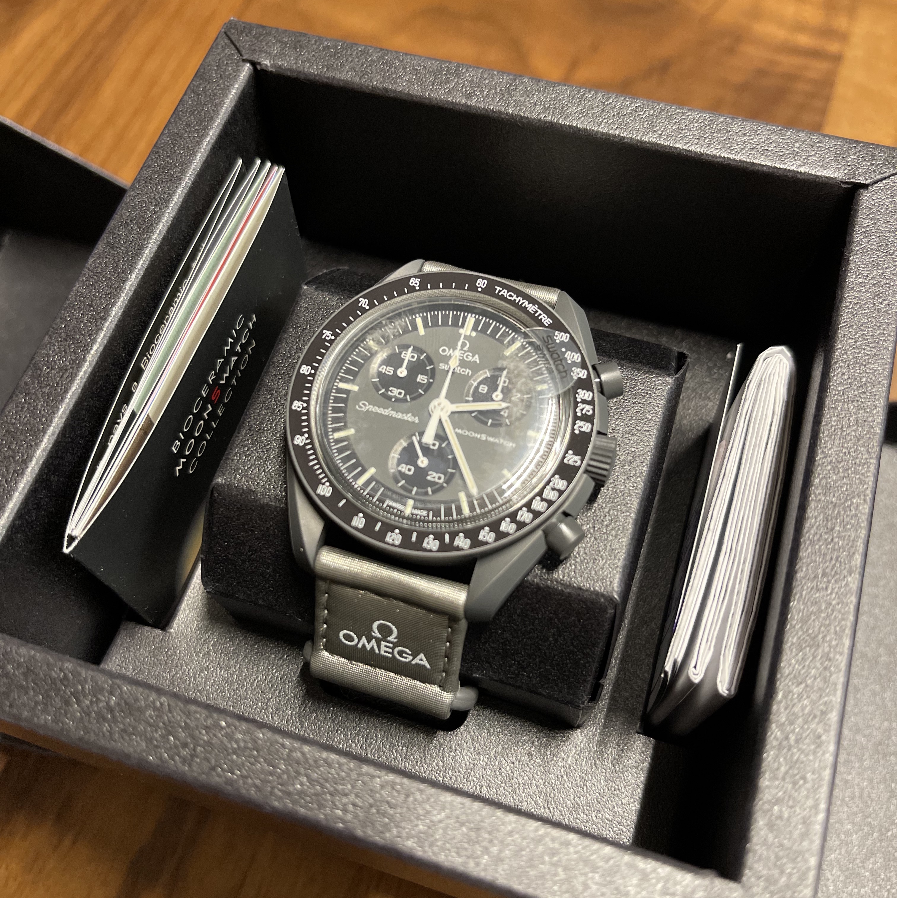 Swatch x Omega Bioceramic MoonSwatch Mission To Mercury 착용 스타일