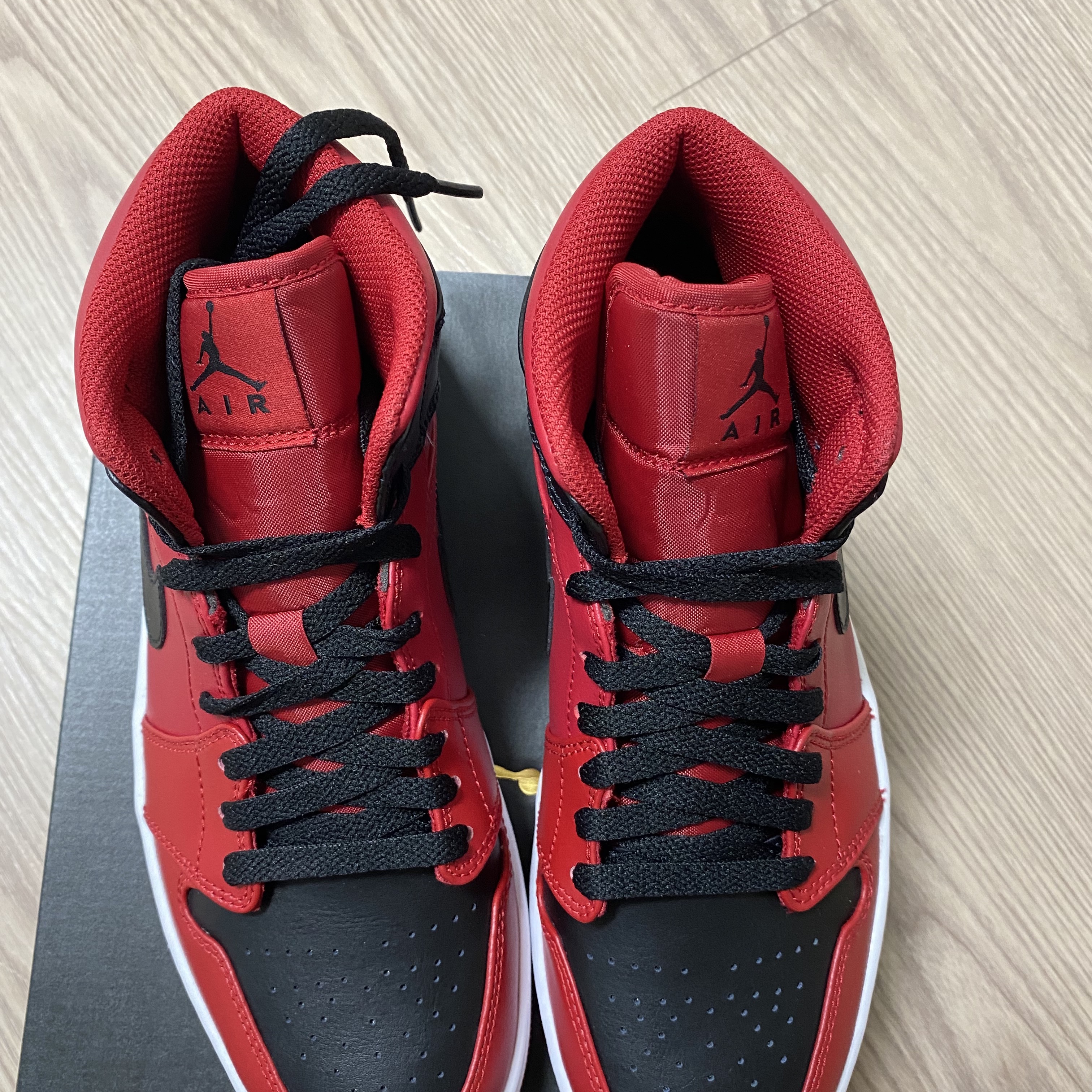 Jordan 1 Mid Reverse Bred 착용 스타일 - 3