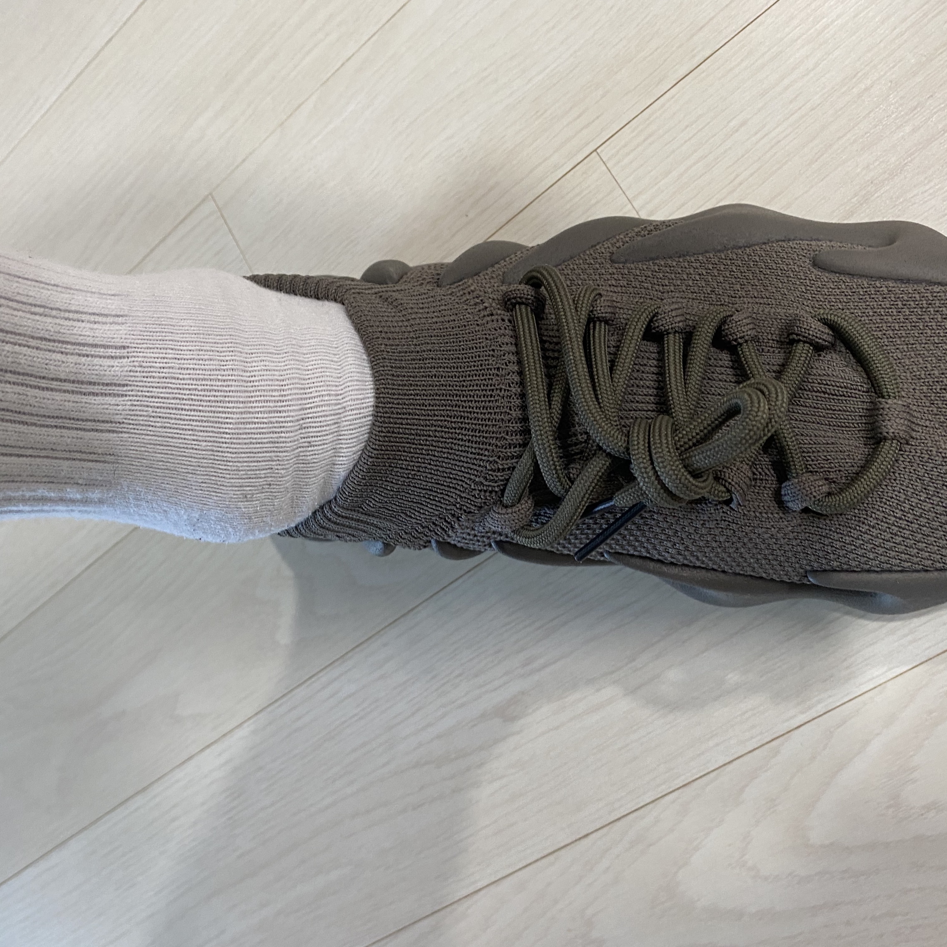 Adidas Yeezy 450 Cinder 착용 스타일 - 2