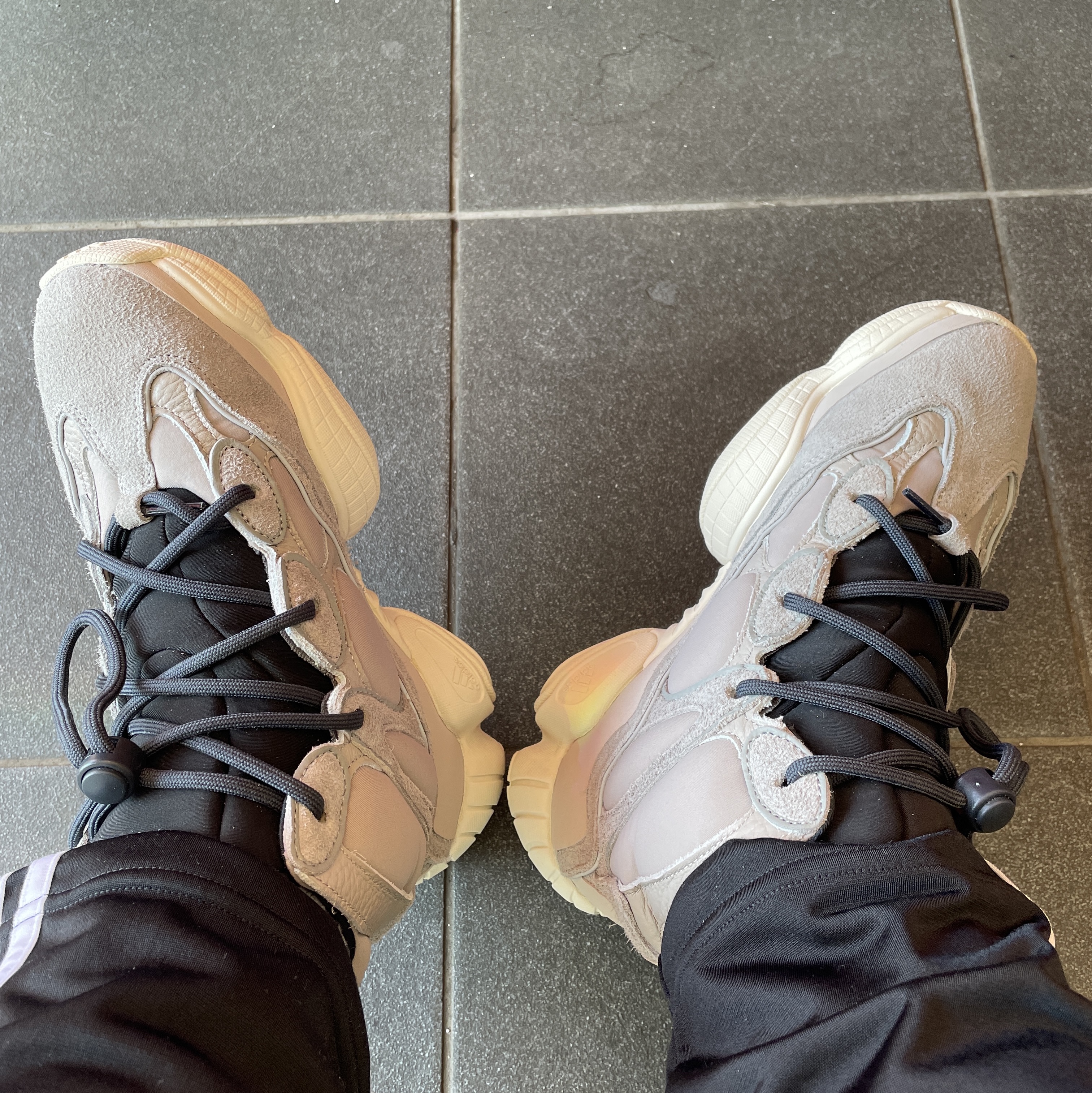 Adidas Yeezy 500 High Mist Stone 착용 스타일