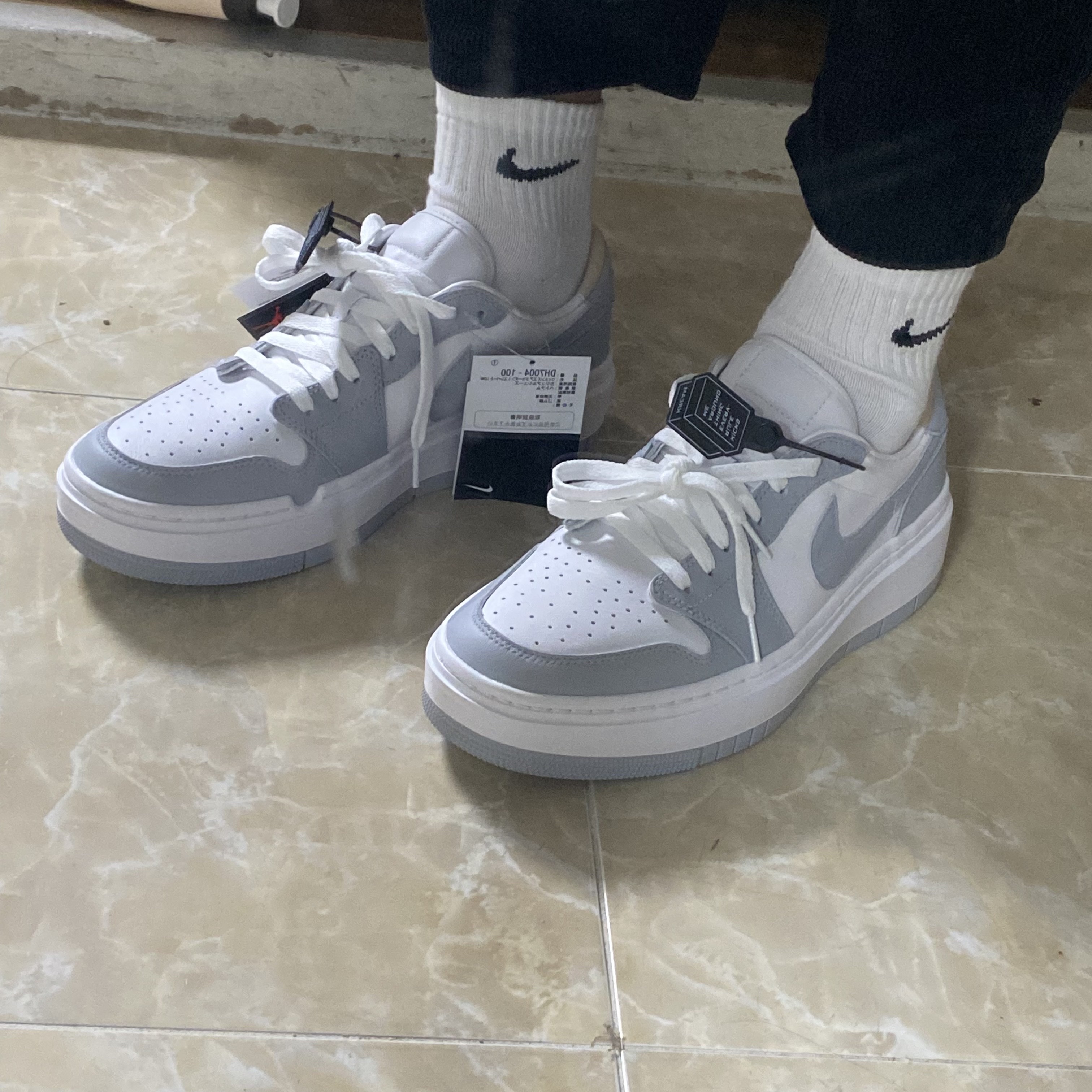 (W) Jordan 1 Elevate Low White and Wolf Grey 착용 스타일 - 1