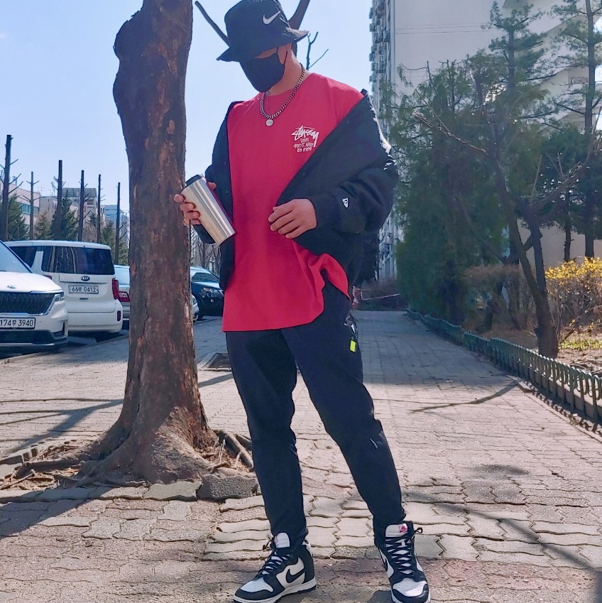 Stussy Stock DSM Los Angeles T-Shirt Red, Nike x Stussy Bucket Hat Black 착용 스타일 - 2