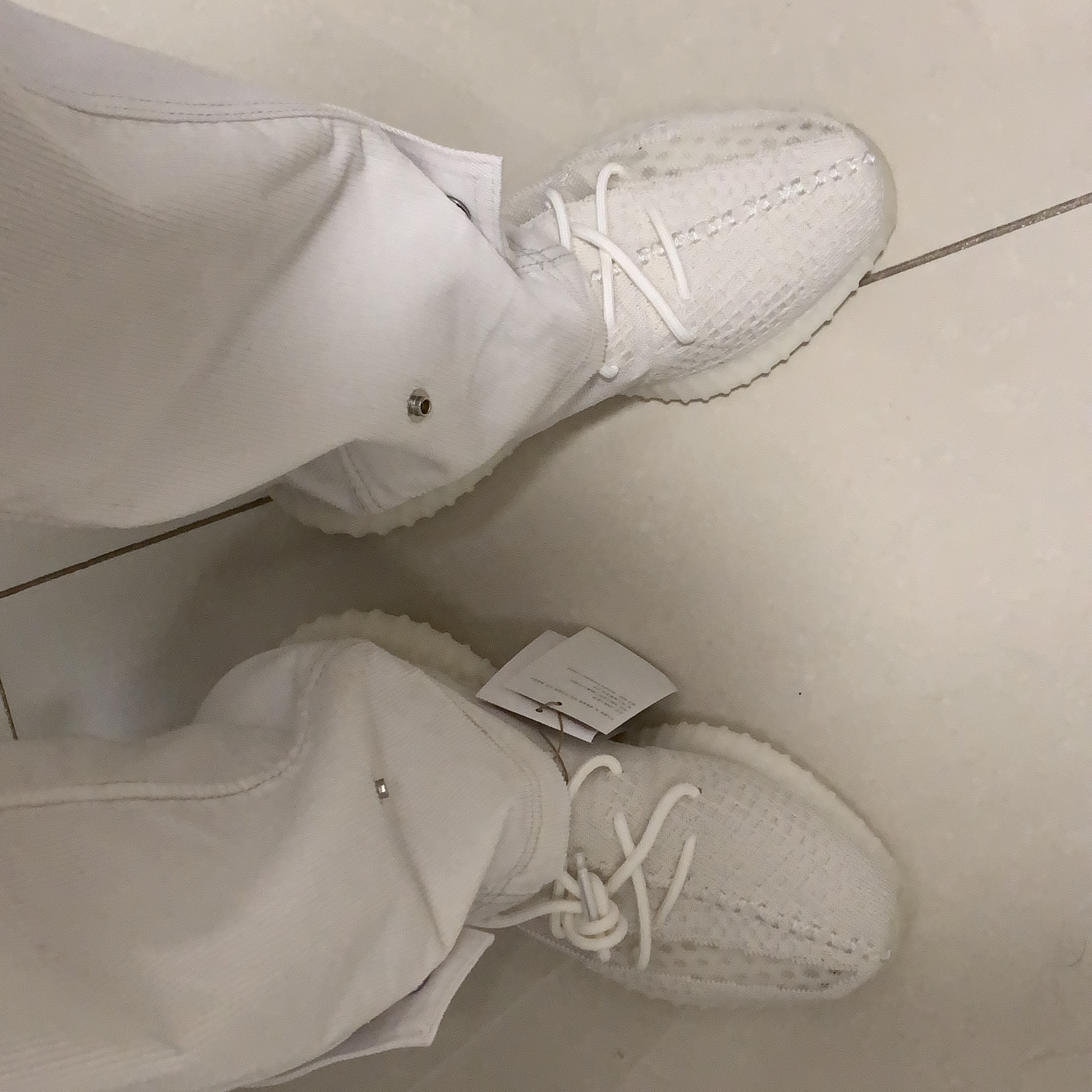 Adidas Yeezy Boost 350 V2 Bone 착용 스타일 - 1