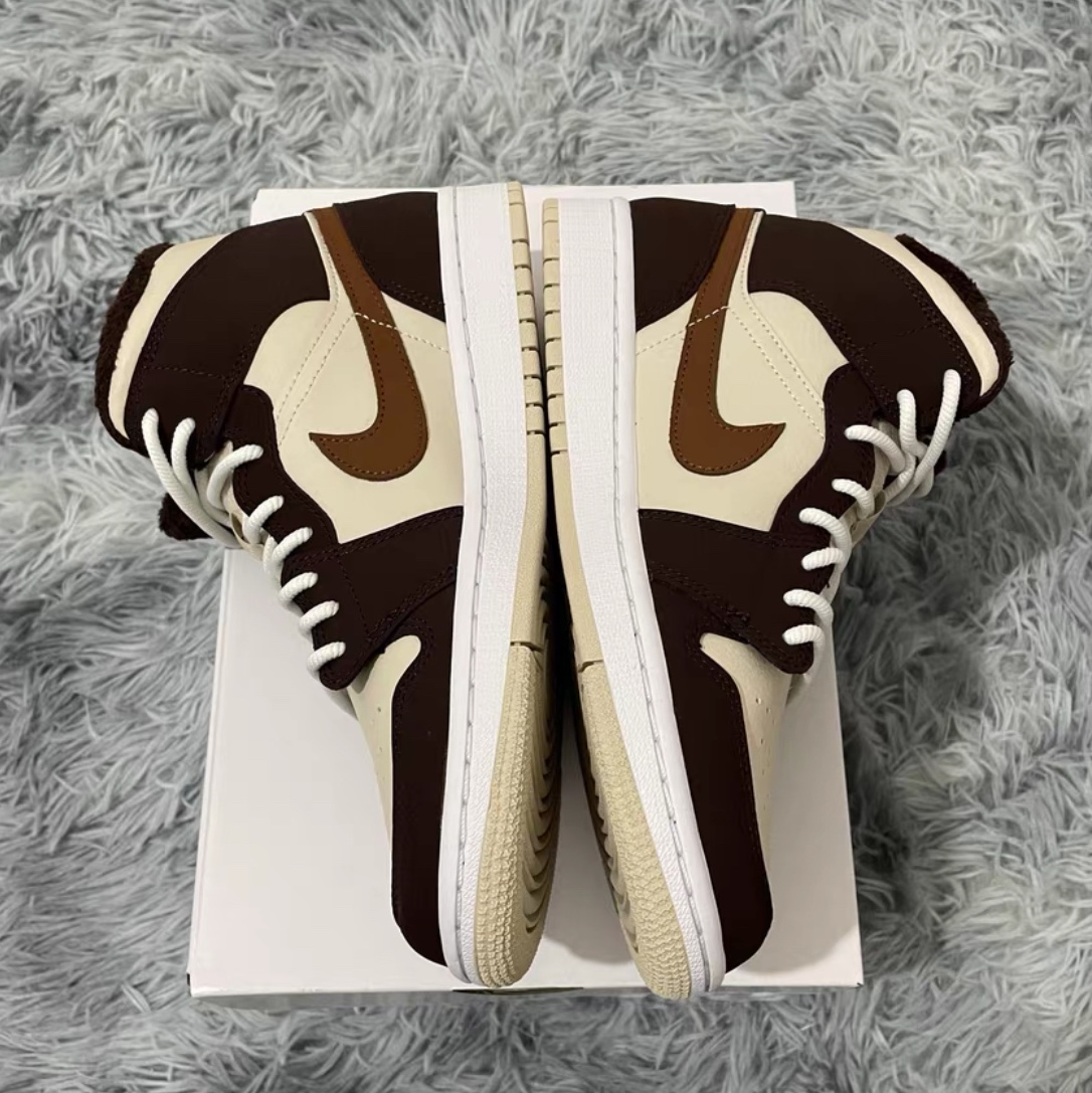 (W) Jordan 1 Mid Fleece Baroque Brown Sail 착용 스타일 - 3