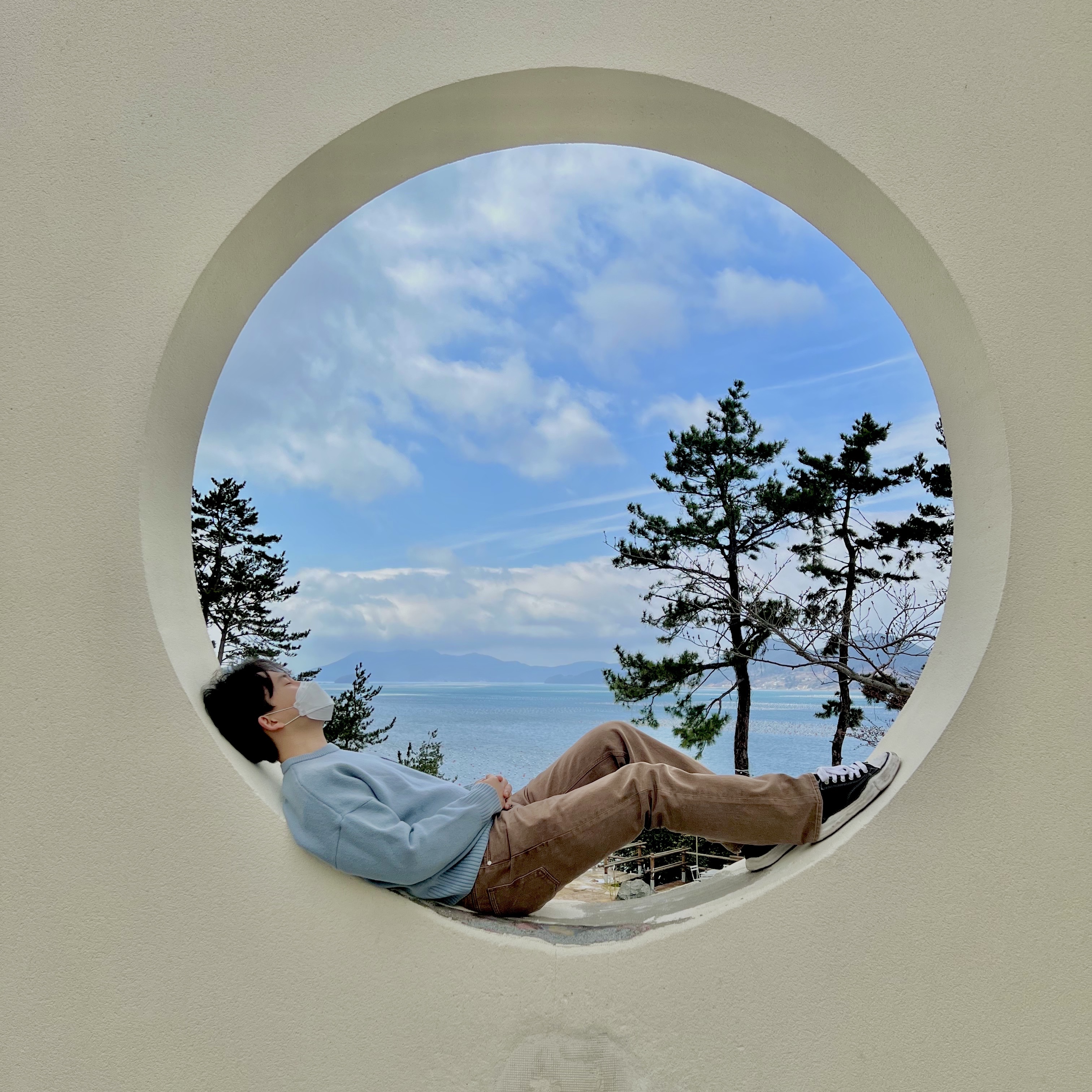 Maison Mihara Yasuhiro Peterson OG Sole Canvas Low Sneakers Black, AMI de Coeur Oversize Intarsia Sweater Steel Blue 착용 스타일