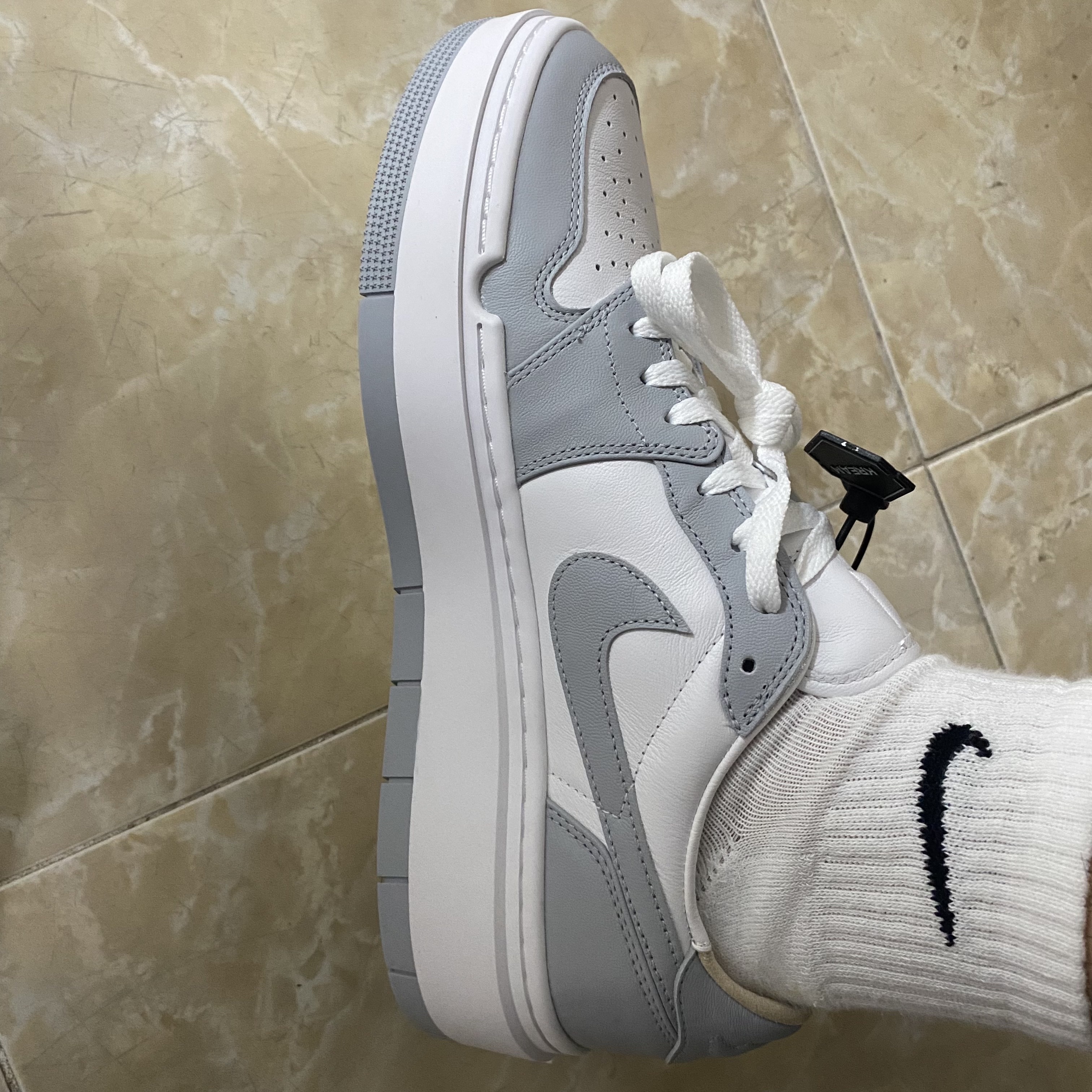 (W) Jordan 1 Elevate Low White and Wolf Grey 착용 스타일 - 2