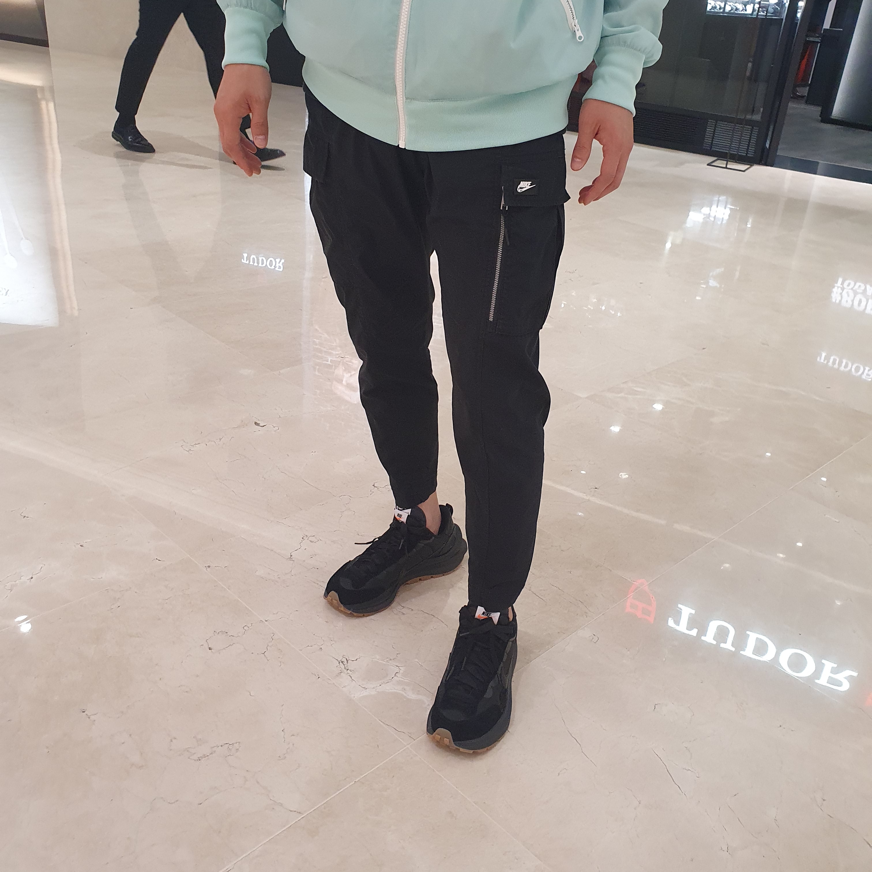 Nike x Sacai VaporWaffle Black and Gum 착용 스타일 - 2