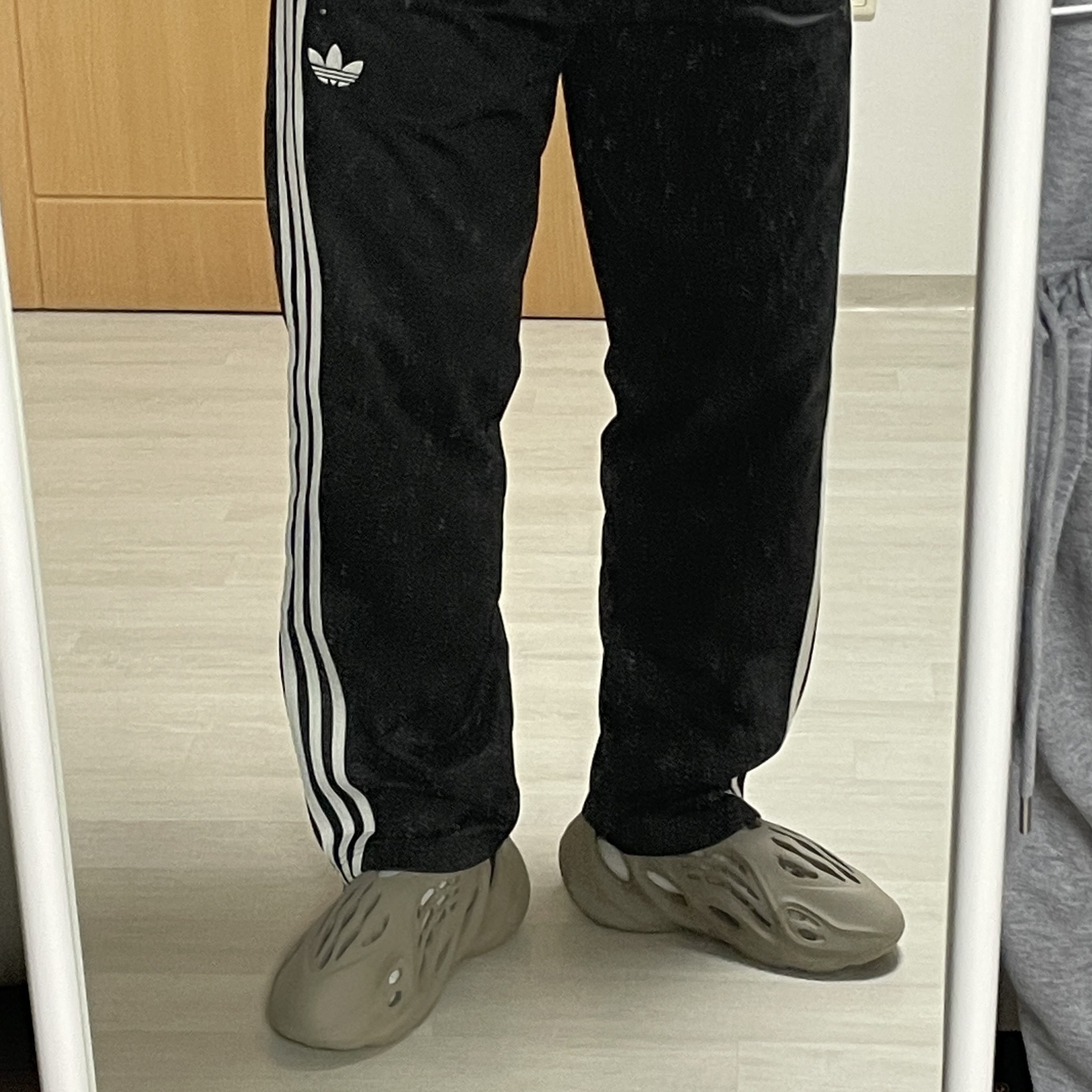 Adidas Yeezy Foam RNNR Stone Sage 착용 스타일