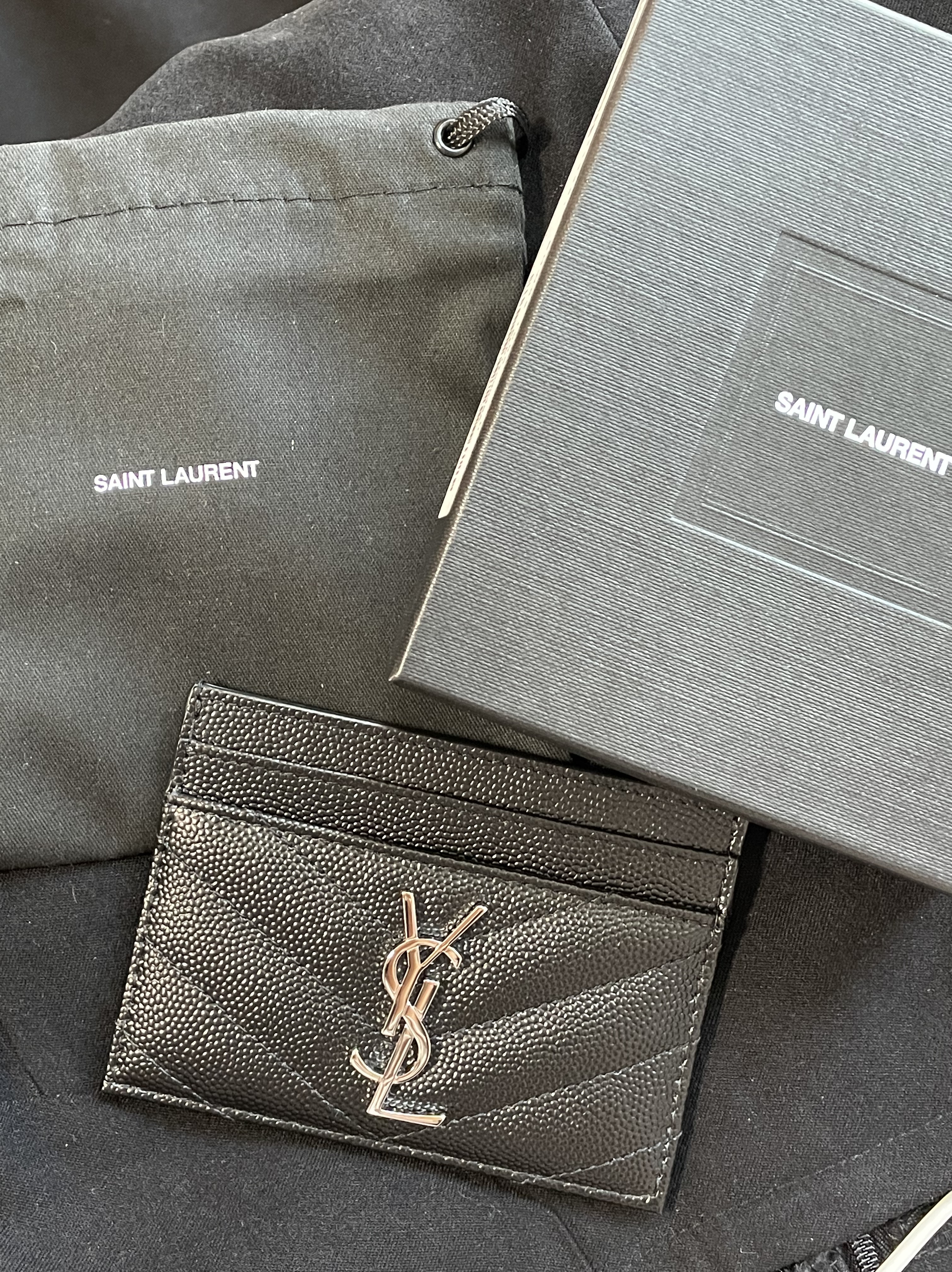 Saint Laurent Cassandre Matelasse Card Case in Grain De Poudre Embossed Leather Black 착용 스타일