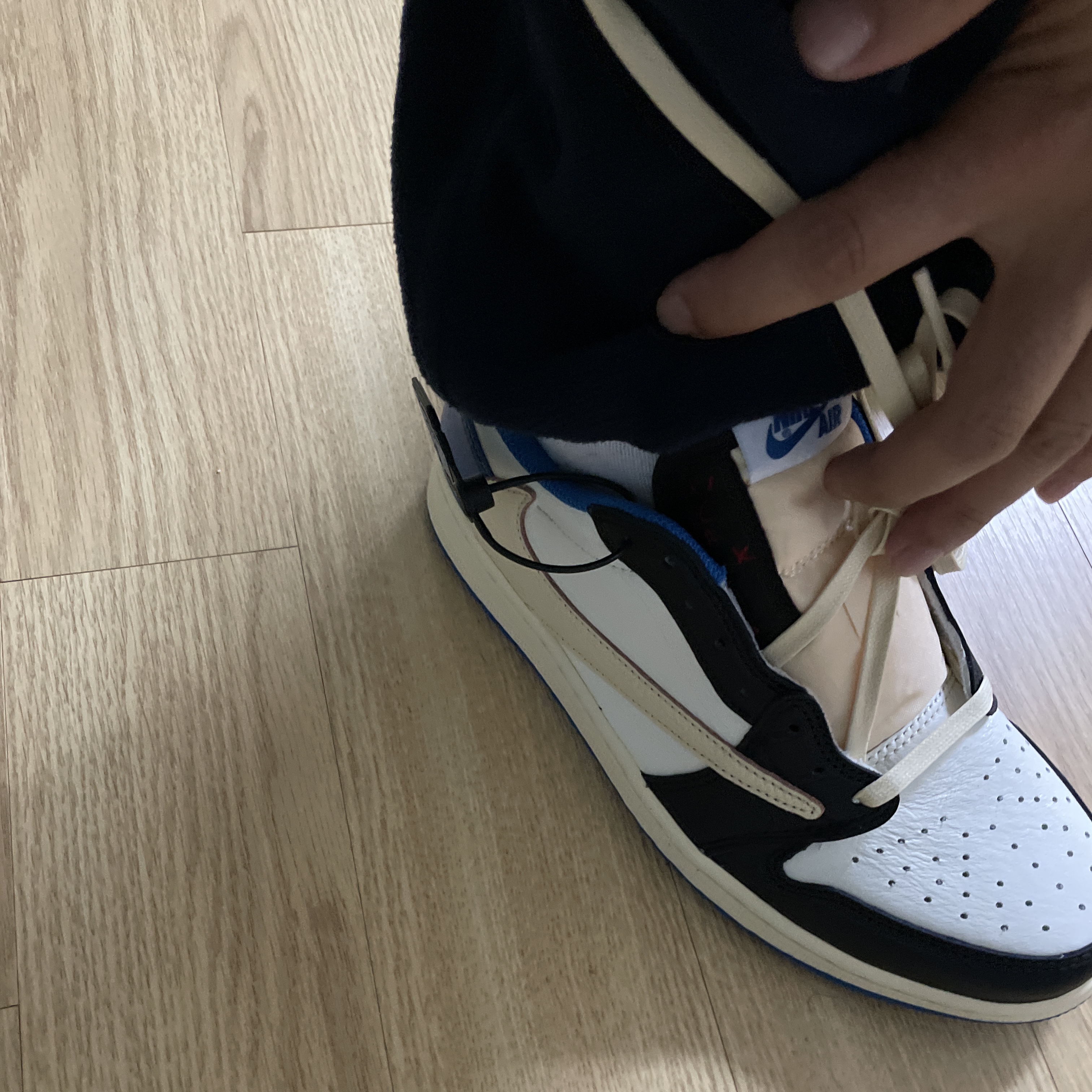 Jordan 1 x Travis Scott x Fragment Retro Low OG SP Military Blue 착용 스타일