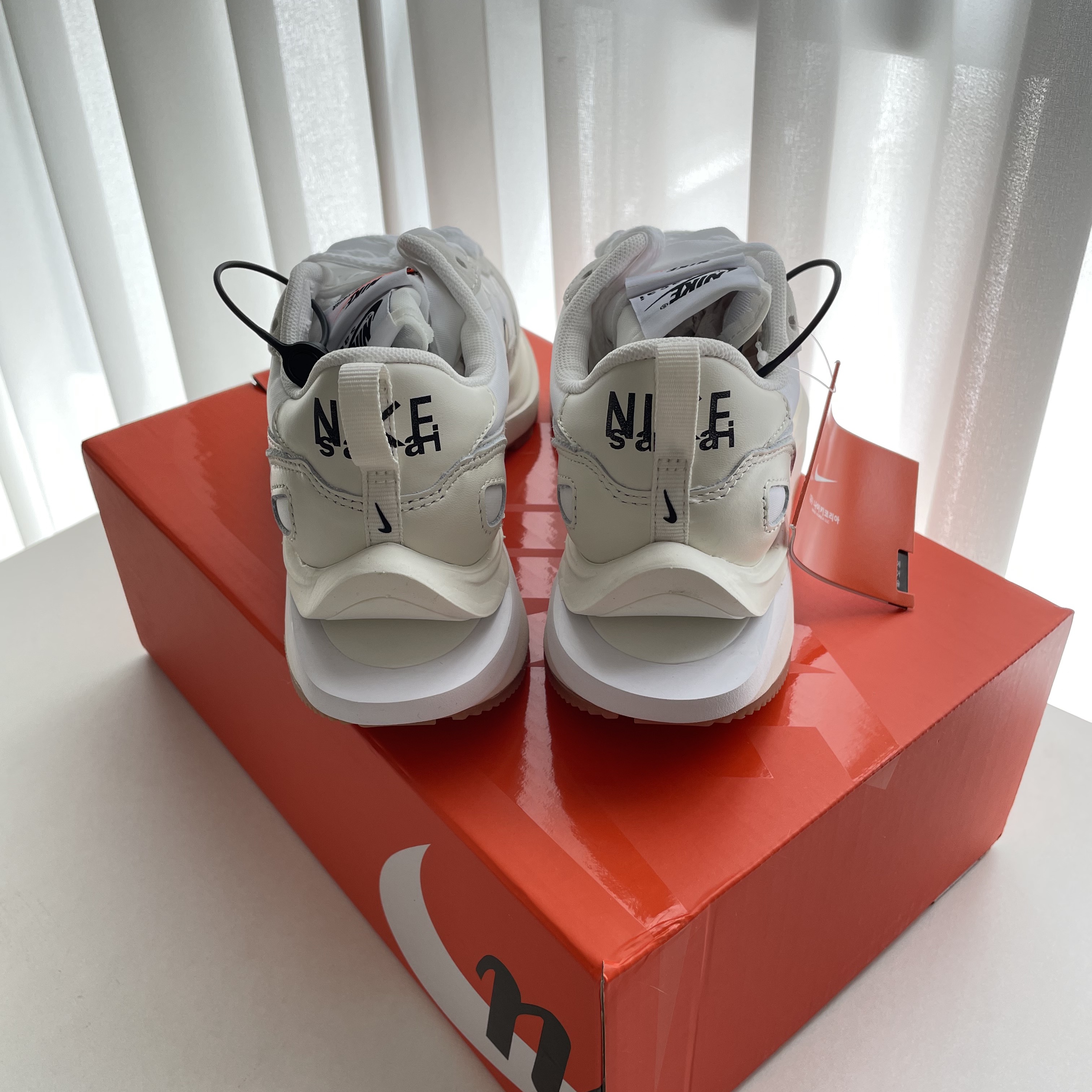 Nike x Sacai VaporWaffle White and Gum 착용 스타일 - 2