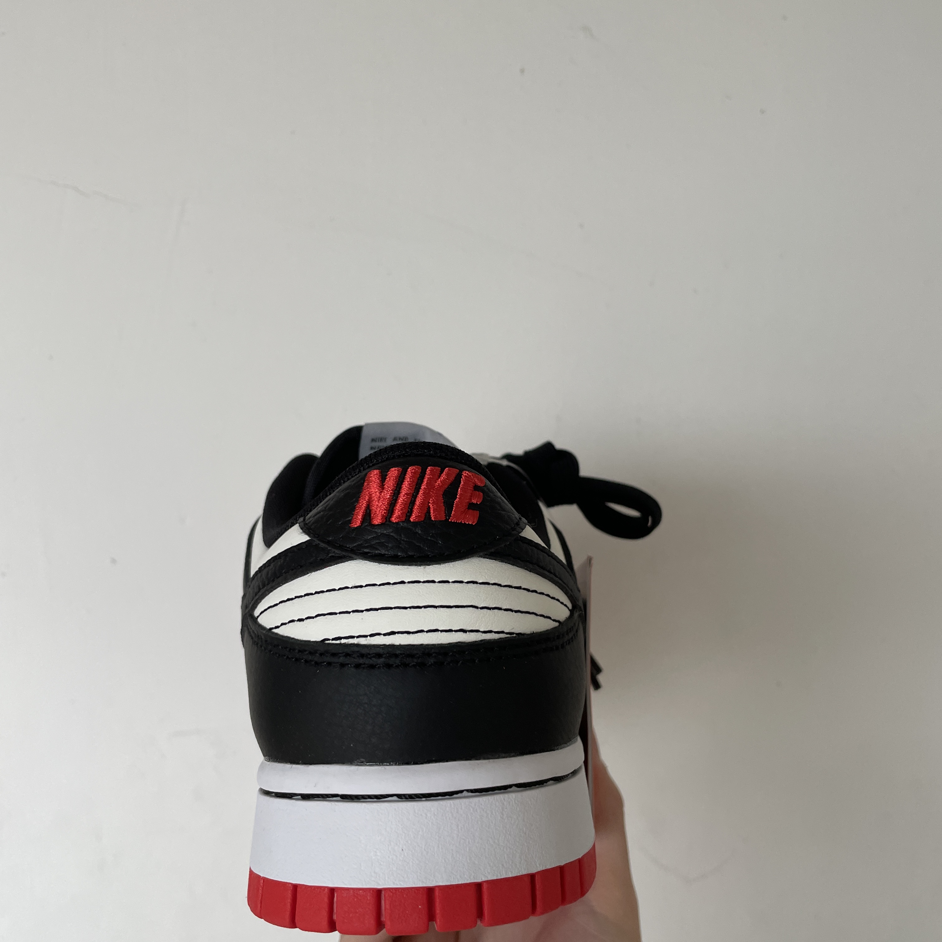 Nike x NBA Dunk Low Retro EMB Black and Chile Red 착용 스타일 - 3