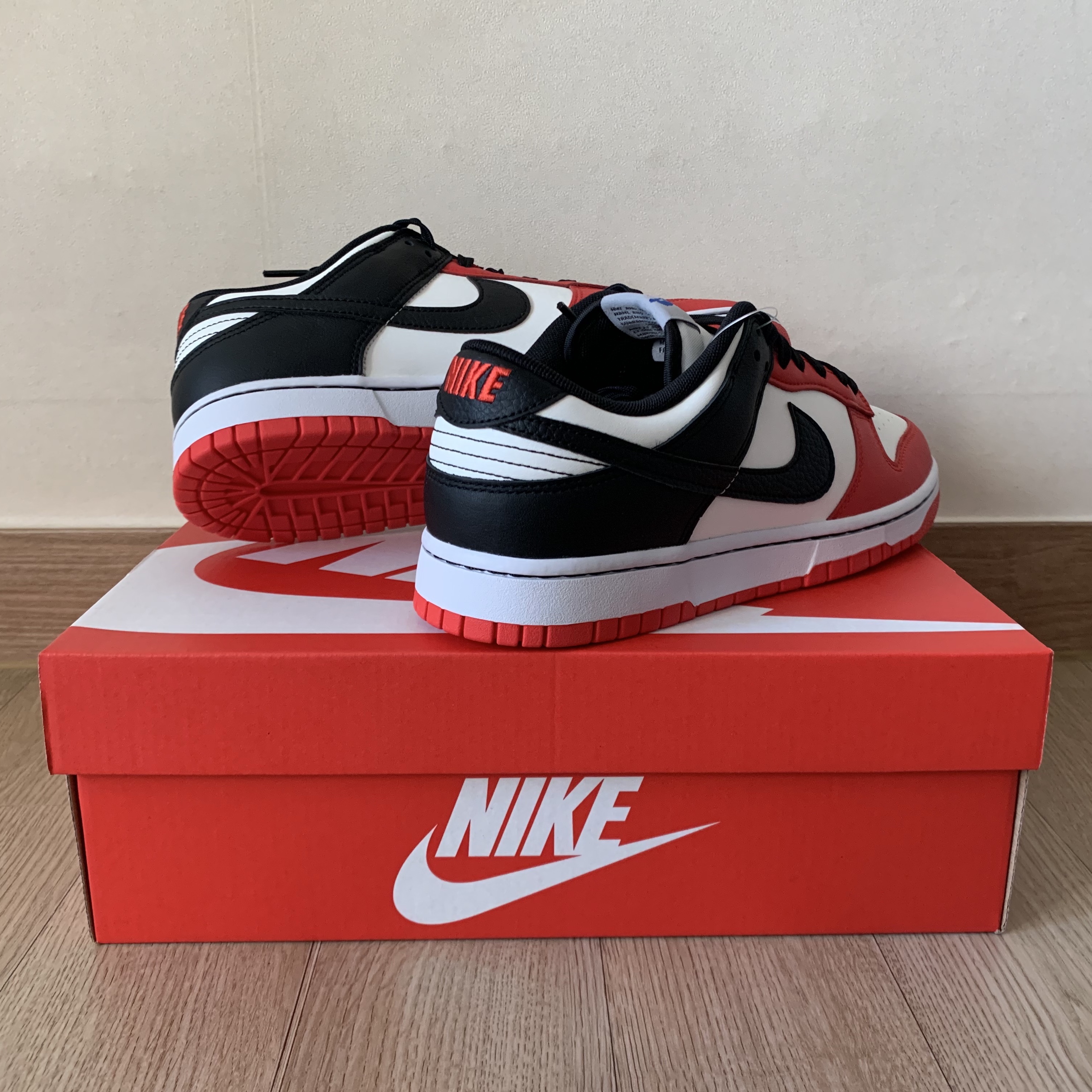Nike x NBA Dunk Low Retro EMB Black and Chile Red, Jordan 1 Retro High OG Shadow 2.0 착용 스타일 - 1