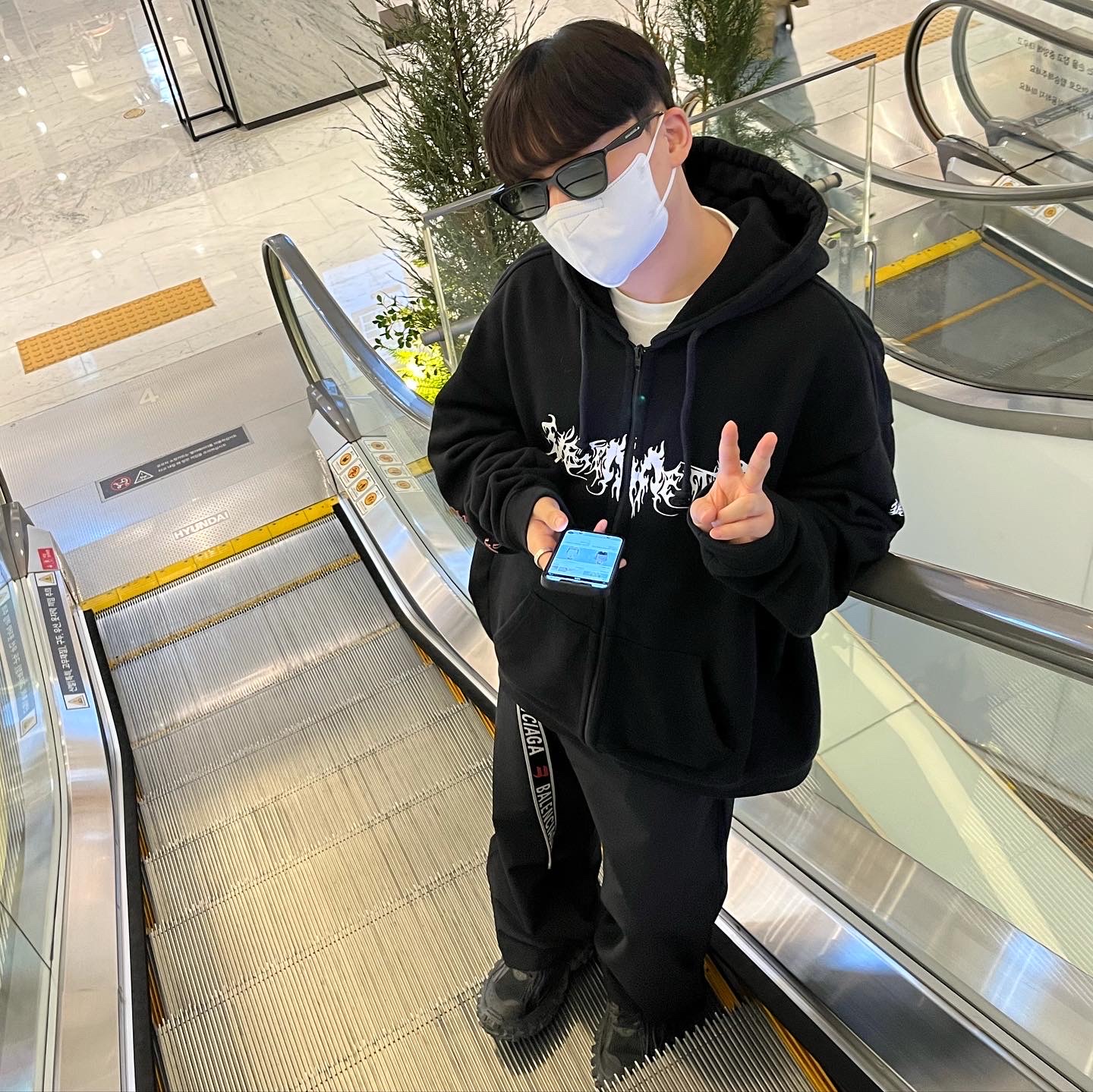 Balenciaga Defender Sneakers Black 착용 스타일