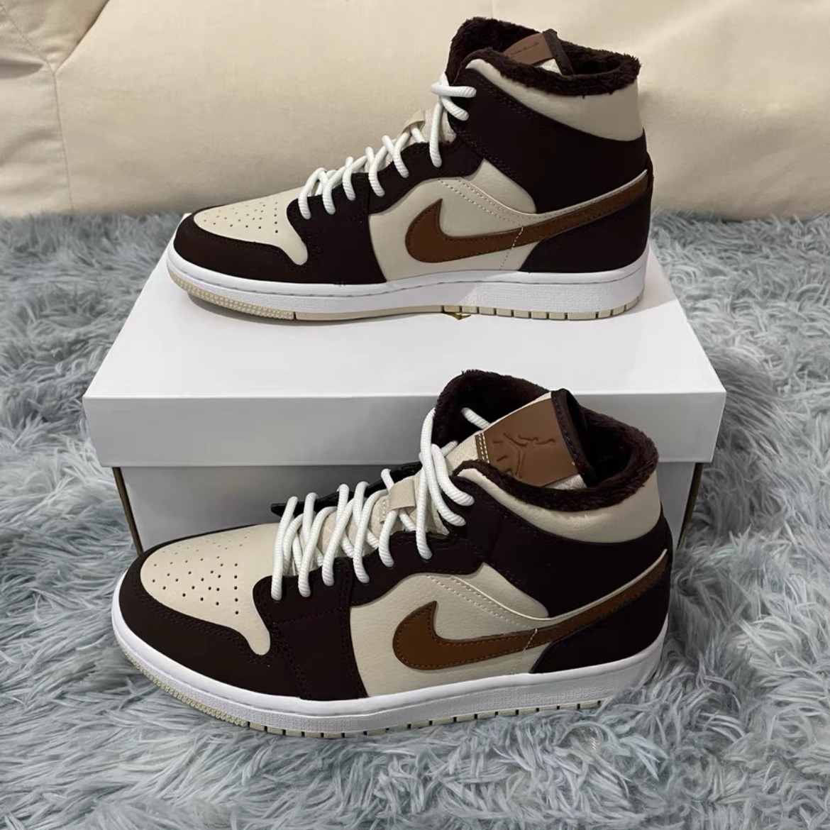(W) Jordan 1 Mid Fleece Baroque Brown Sail 착용 스타일 - 1