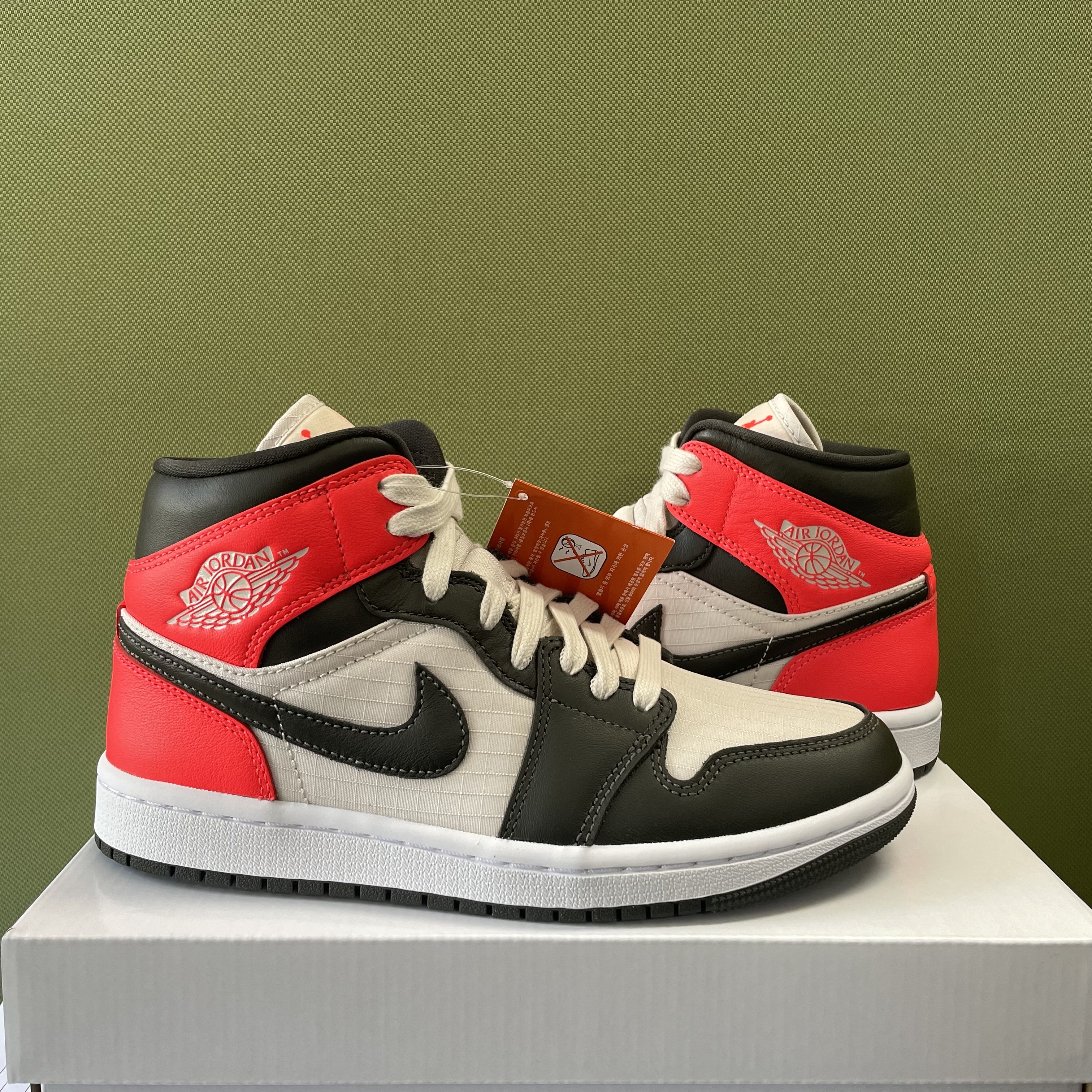 (W) Jordan 1 Mid SE Newsprint 착용 스타일 - 1