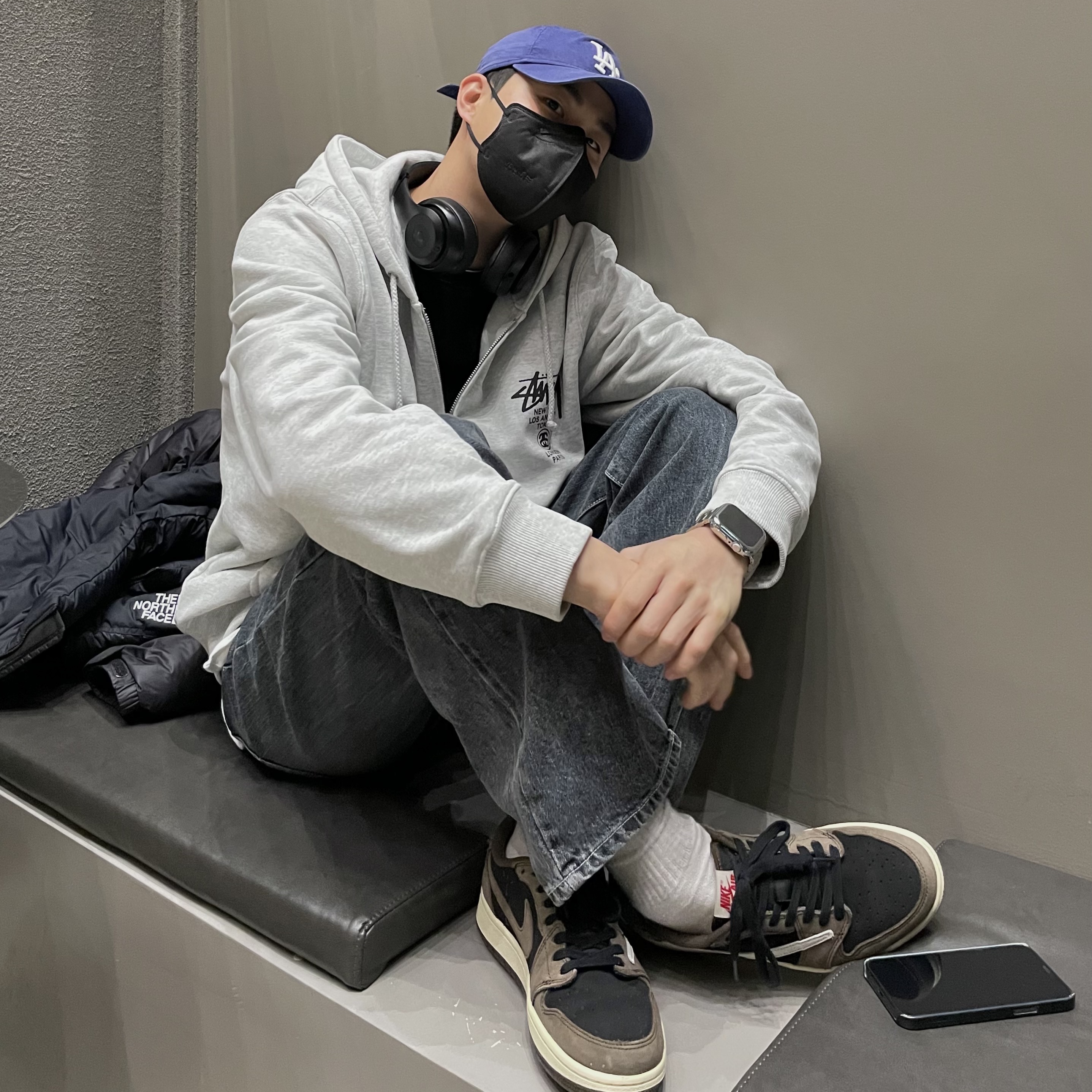 Jordan 1 x Travis Scott Retro Low OG SP Mocha, Stussy World Tour Zip Hoodie Ash Heather 2021 착용 스타일